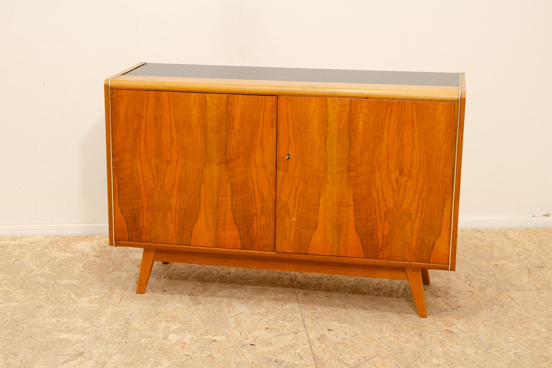 Credenza di metà secolo disegnata da Hubert Nepožitek & Bohumil Landsman per Jitona nel 1970.
È stato realizzato come parte del settore soggiorno modello U-372386. Prodotto in Cecoslovacchia.
In ottime condizioni d'epoca, presenta lievi segni