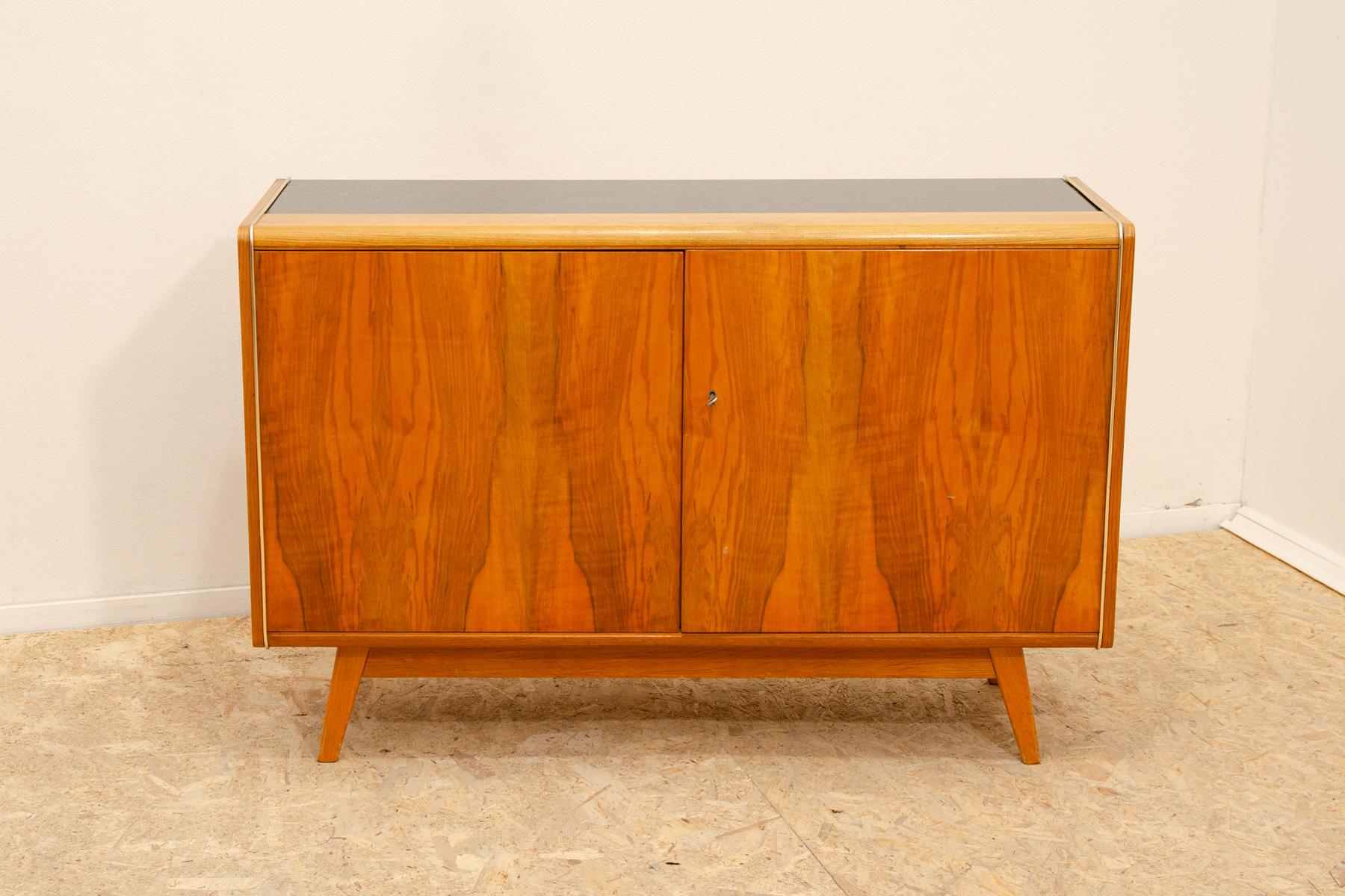 Mid-Century moderno Credenza di metà secolo di Nepožitek & Landsman per Jitona, 1970 in vendita
