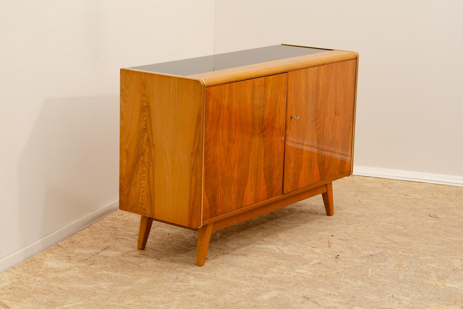 Credenza di metà secolo di Nepožitek & Landsman per Jitona, 1970 In condizioni buone in vendita a Prague 8, CZ