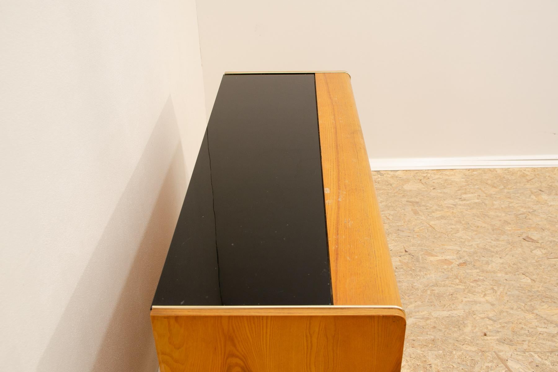 Credenza di metà secolo di Nepožitek & Landsman per Jitona, 1970 in vendita 1