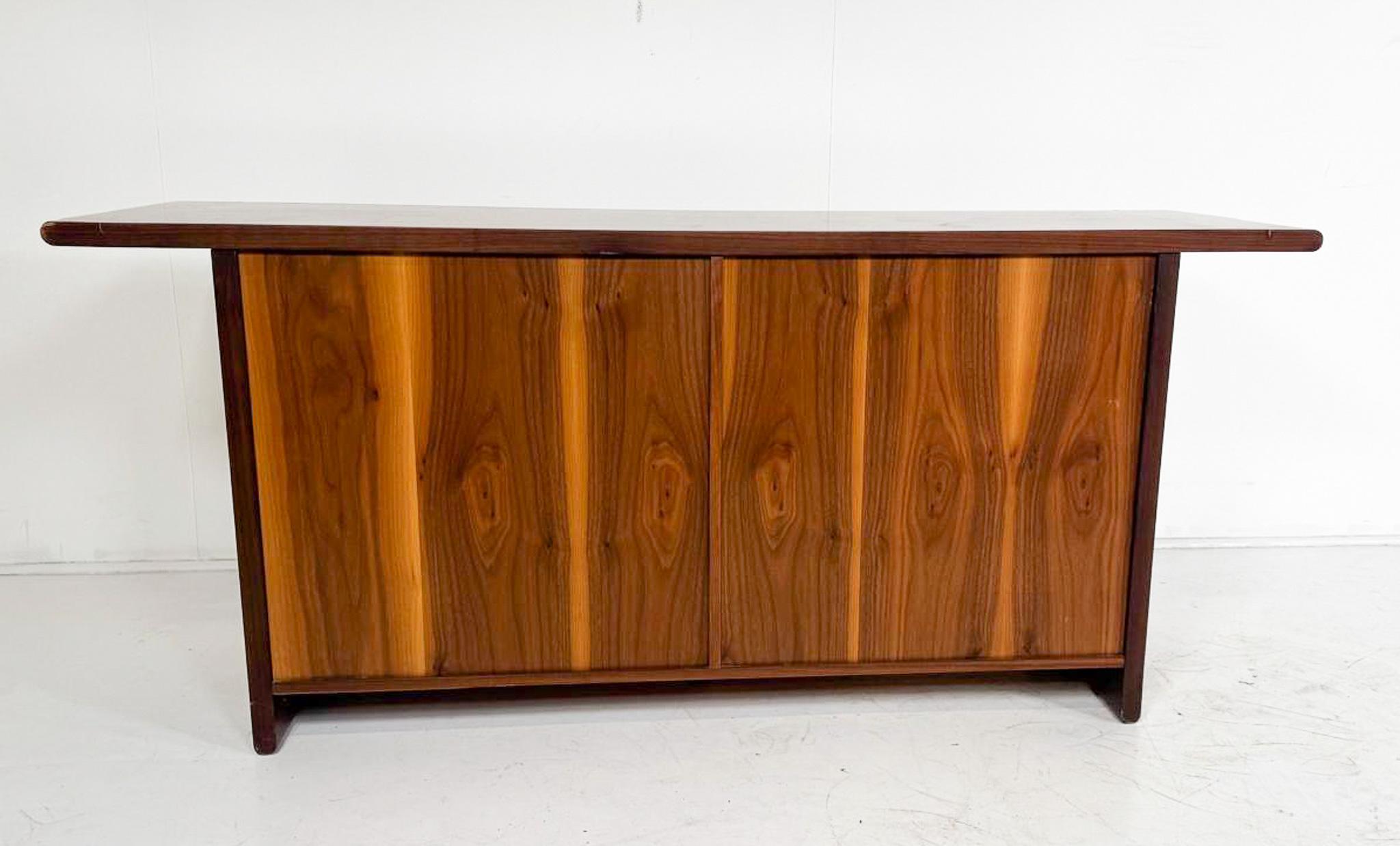 XX secolo Credenza di metà secolo di Titina Ammanati & Giampiero Vitelli per Catalano in vendita