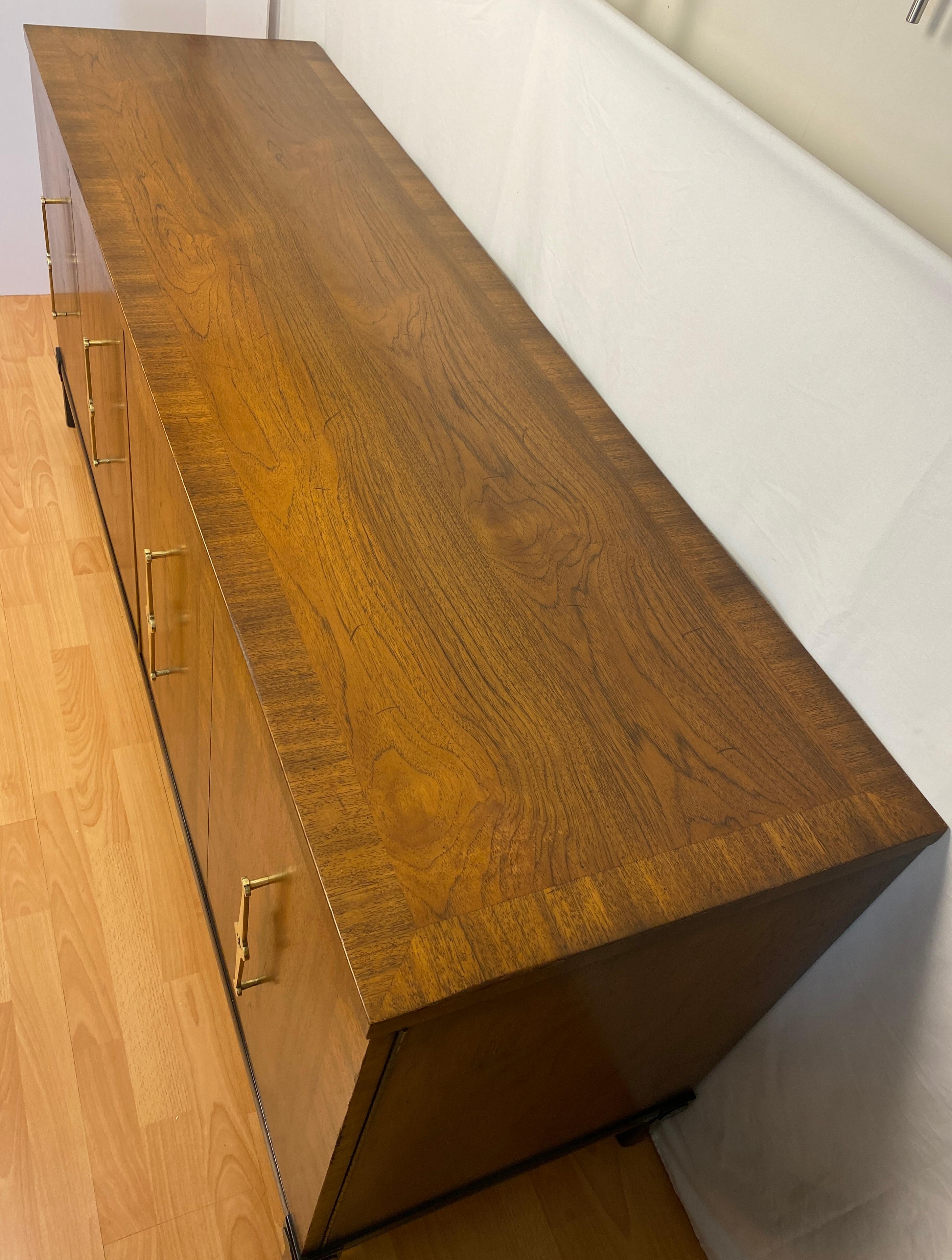 Fine quality mid-century modern sideboard, walnut buffet or credenza. This beautiful sideboard was designed and developed in the mid-20th Century by Tomlinson Furniture.  

This two-toned handsome sideboard was created by Tomlinson Furniture.