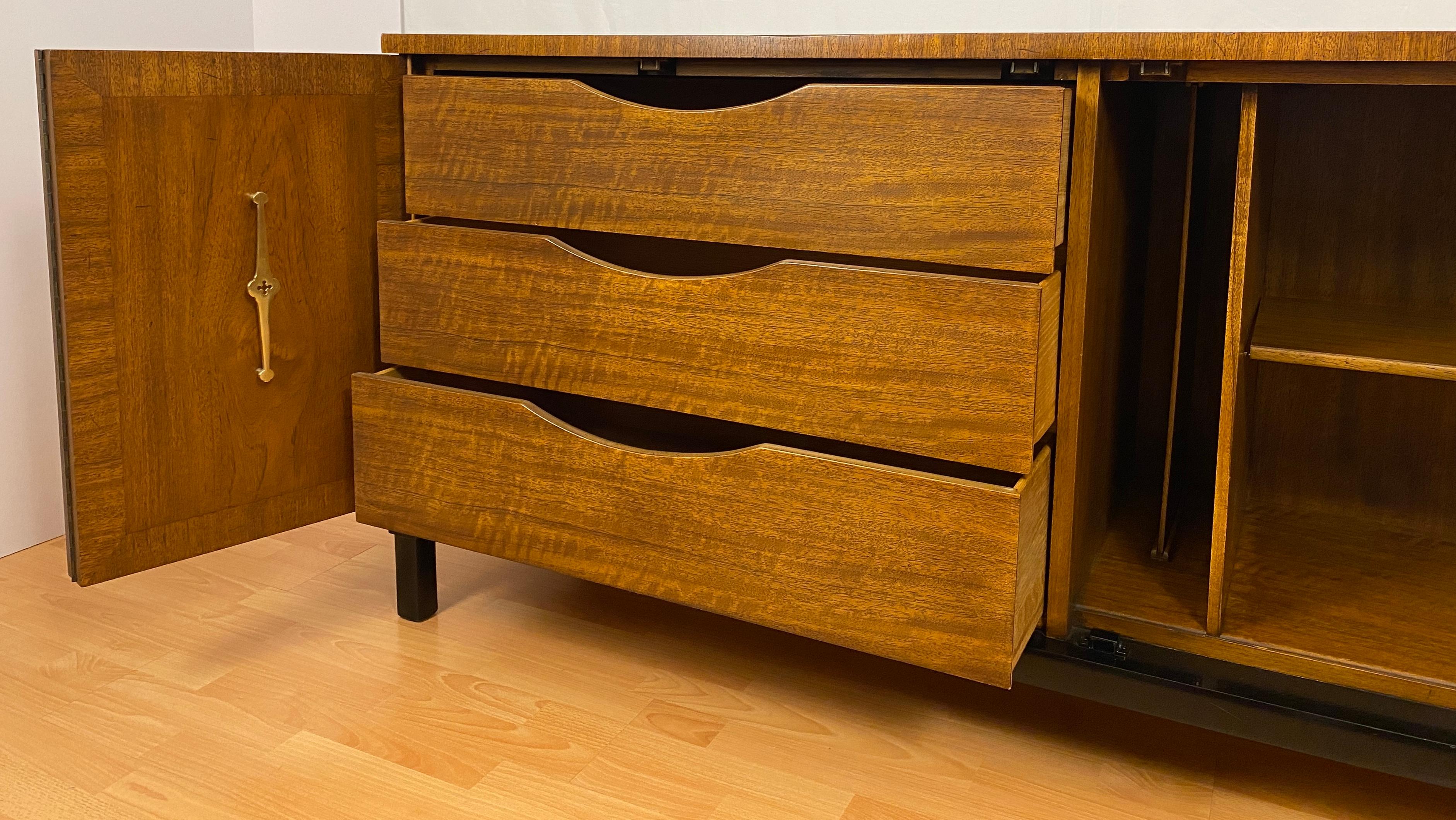 Mid-Century Walnut Sideboard by Tomlinson Furniture, MCM Buffet or Credenza In Good Condition In Miami, FL