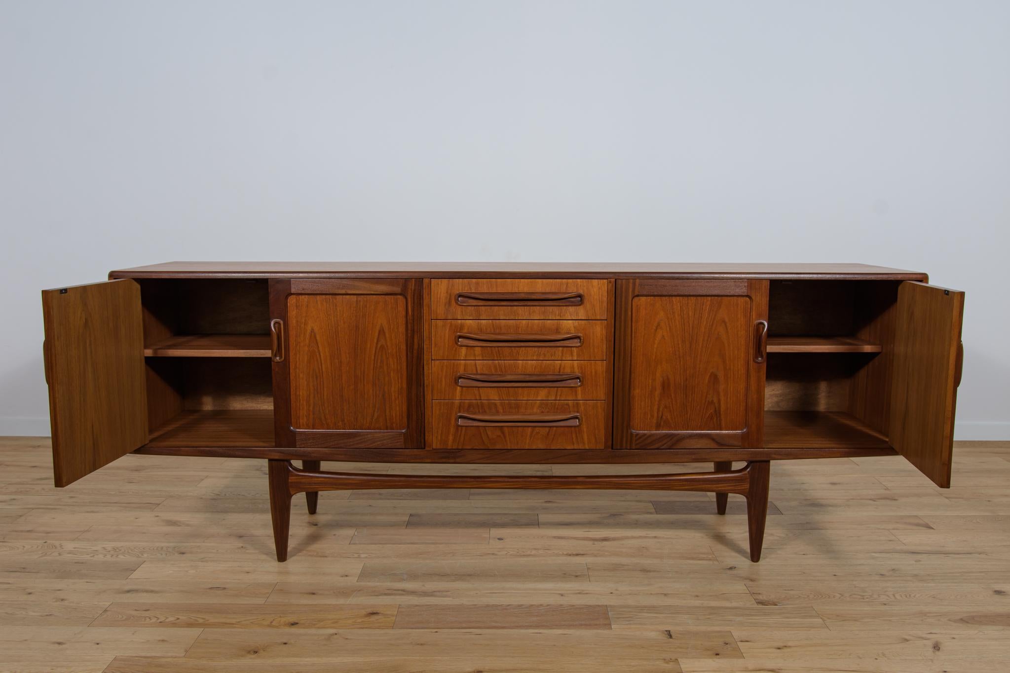 Mid Century sideboard by Victor Wilkins for G-Plan, 1960s In Excellent Condition For Sale In GNIEZNO, 30