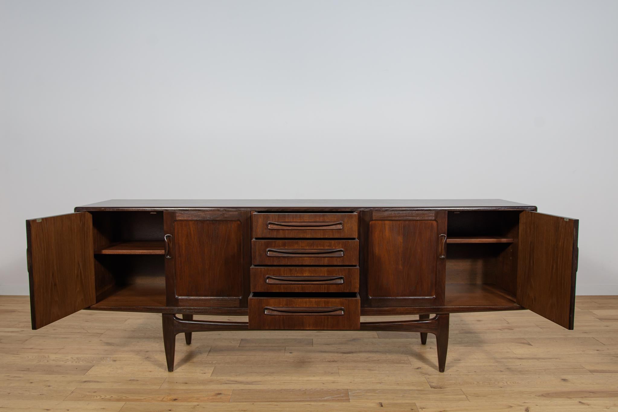 Credenza di metà secolo di Victor Wilkins per G-Plan, Regno Unito, anni '60 in vendita 2