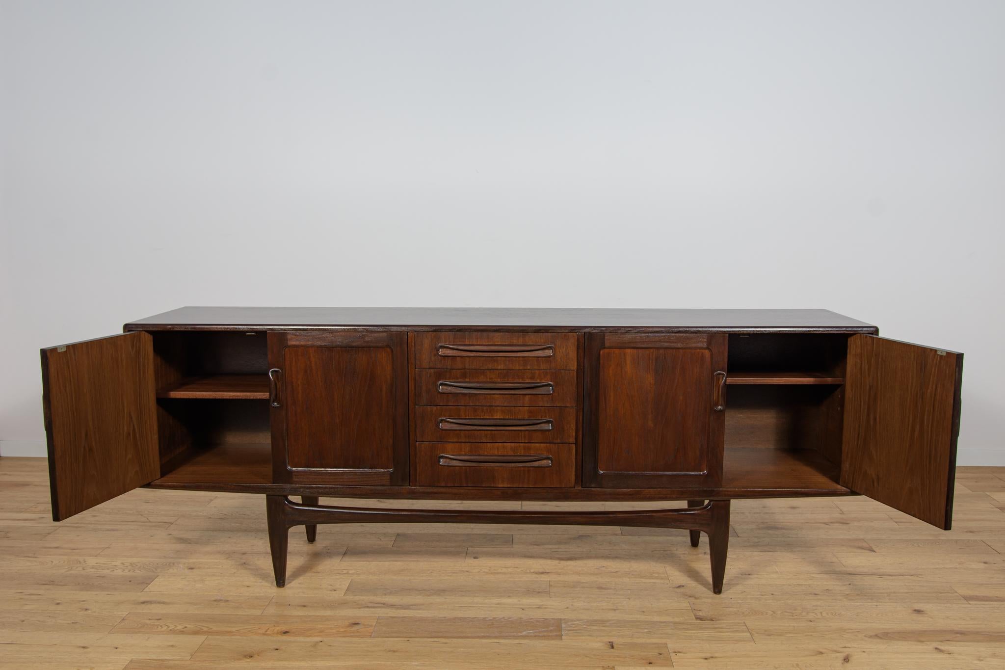 Credenza di metà secolo di Victor Wilkins per G-Plan, Regno Unito, anni '60 in vendita 4