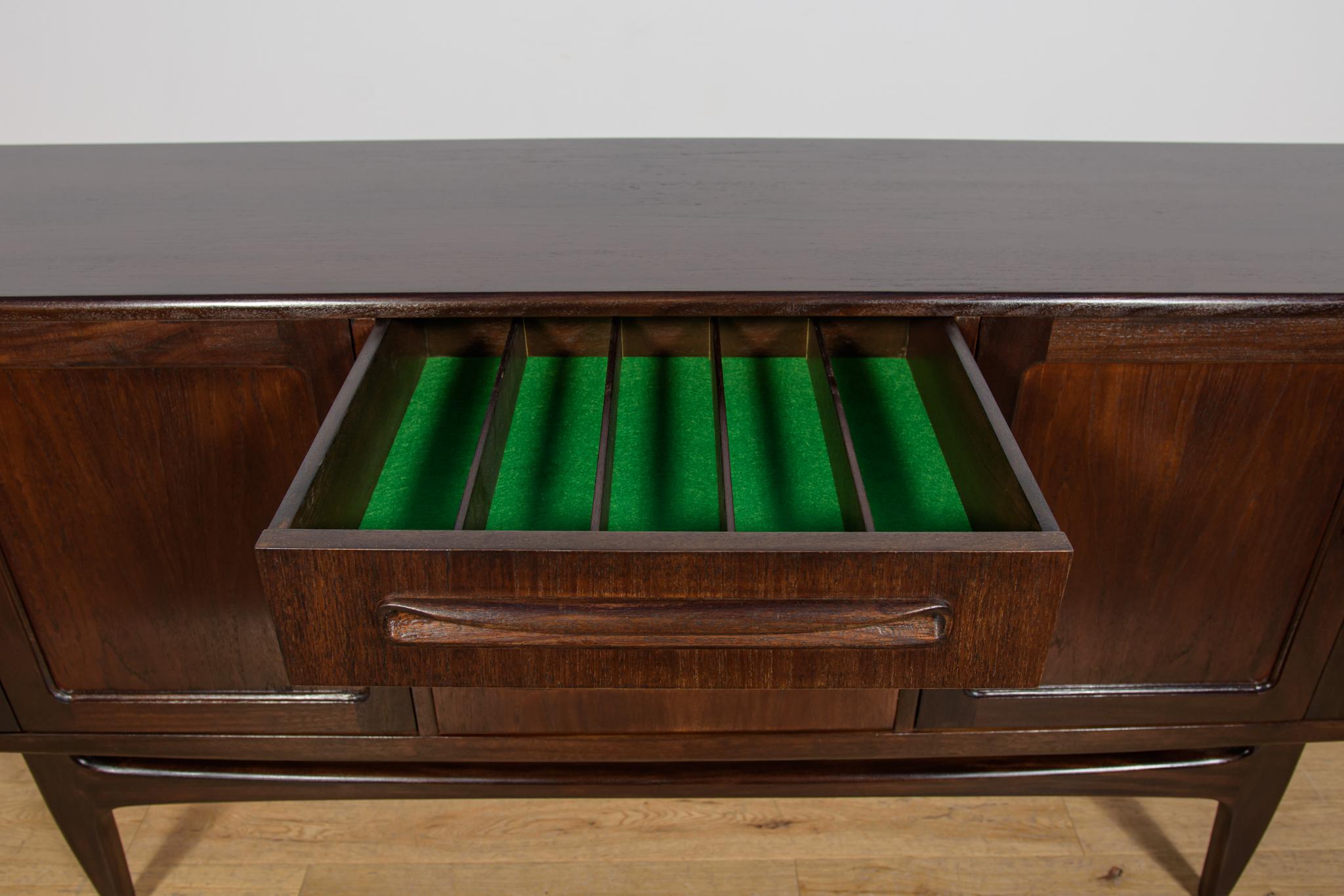 Credenza di metà secolo di Victor Wilkins per G-Plan, Regno Unito, anni '60 in vendita 5