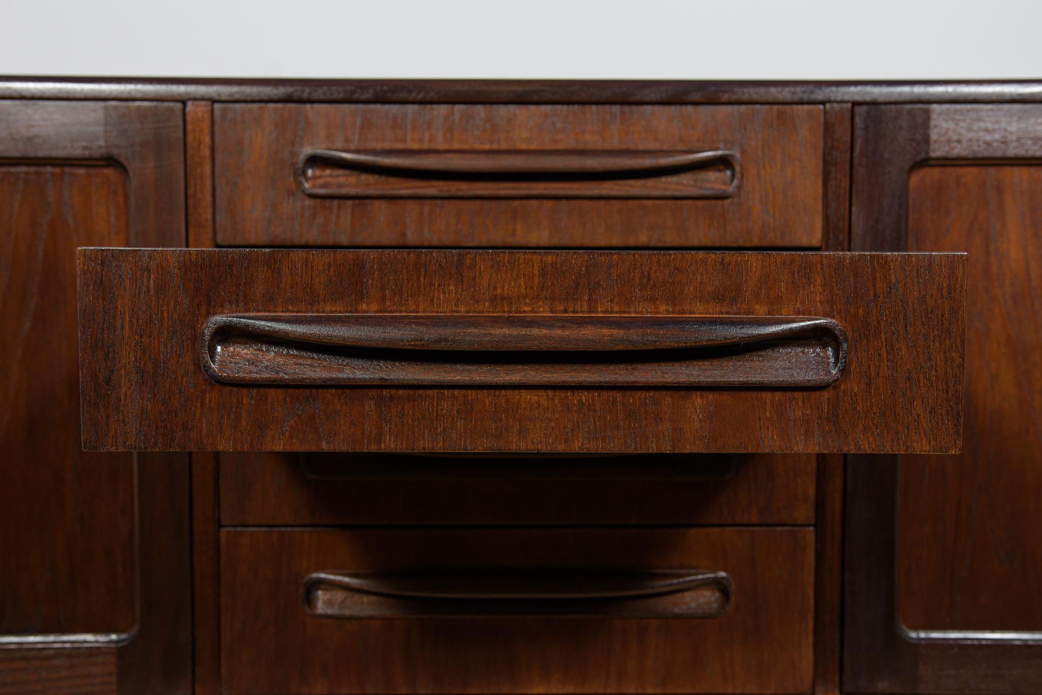 Credenza di metà secolo di Victor Wilkins per G-Plan, Regno Unito, anni '60 in vendita 6