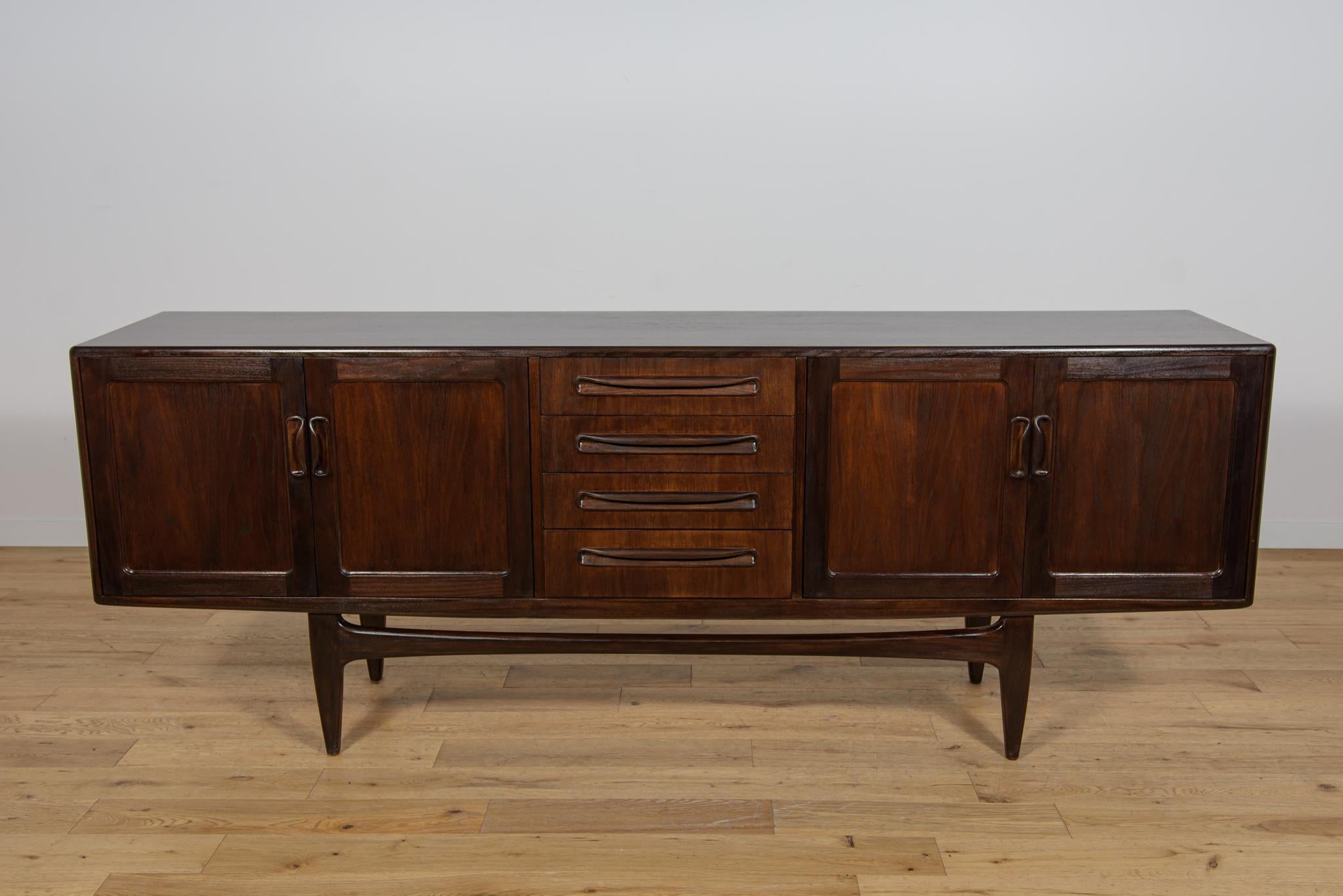 La credenza fa parte della serie fresco ed è in teak, disegnata da Victor Wilkins per G-Plan negli anni '60. Si tratta di un design eccezionalmente equilibrato, con maniglie e finiture scolpite in afromosia scura che contrastano con