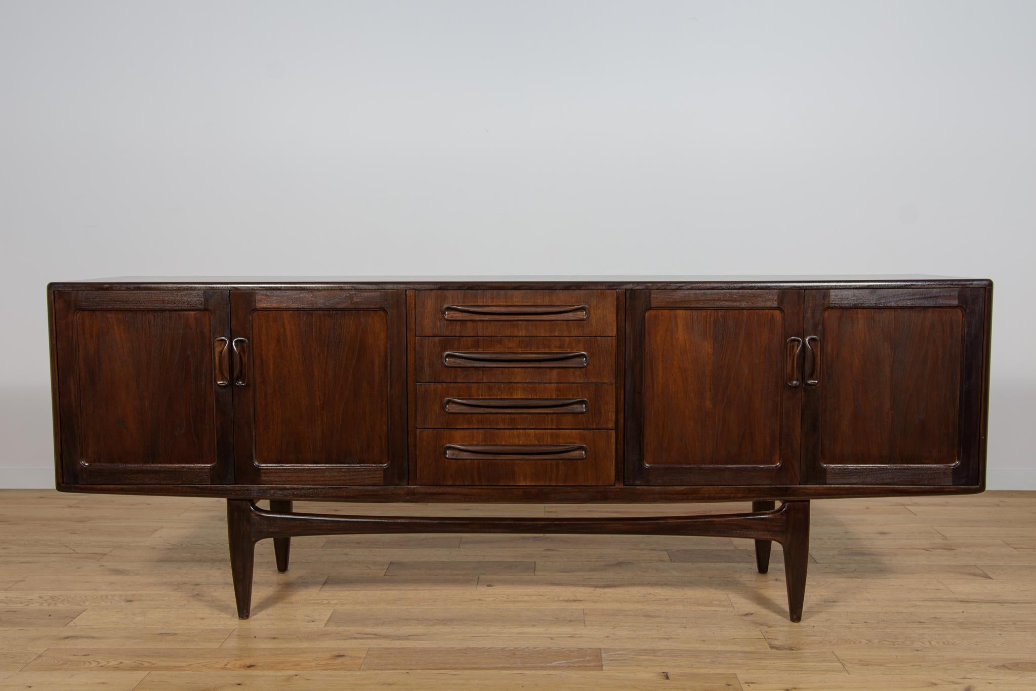 Mid-Century moderno Credenza di metà secolo di Victor Wilkins per G-Plan, Regno Unito, anni '60 in vendita