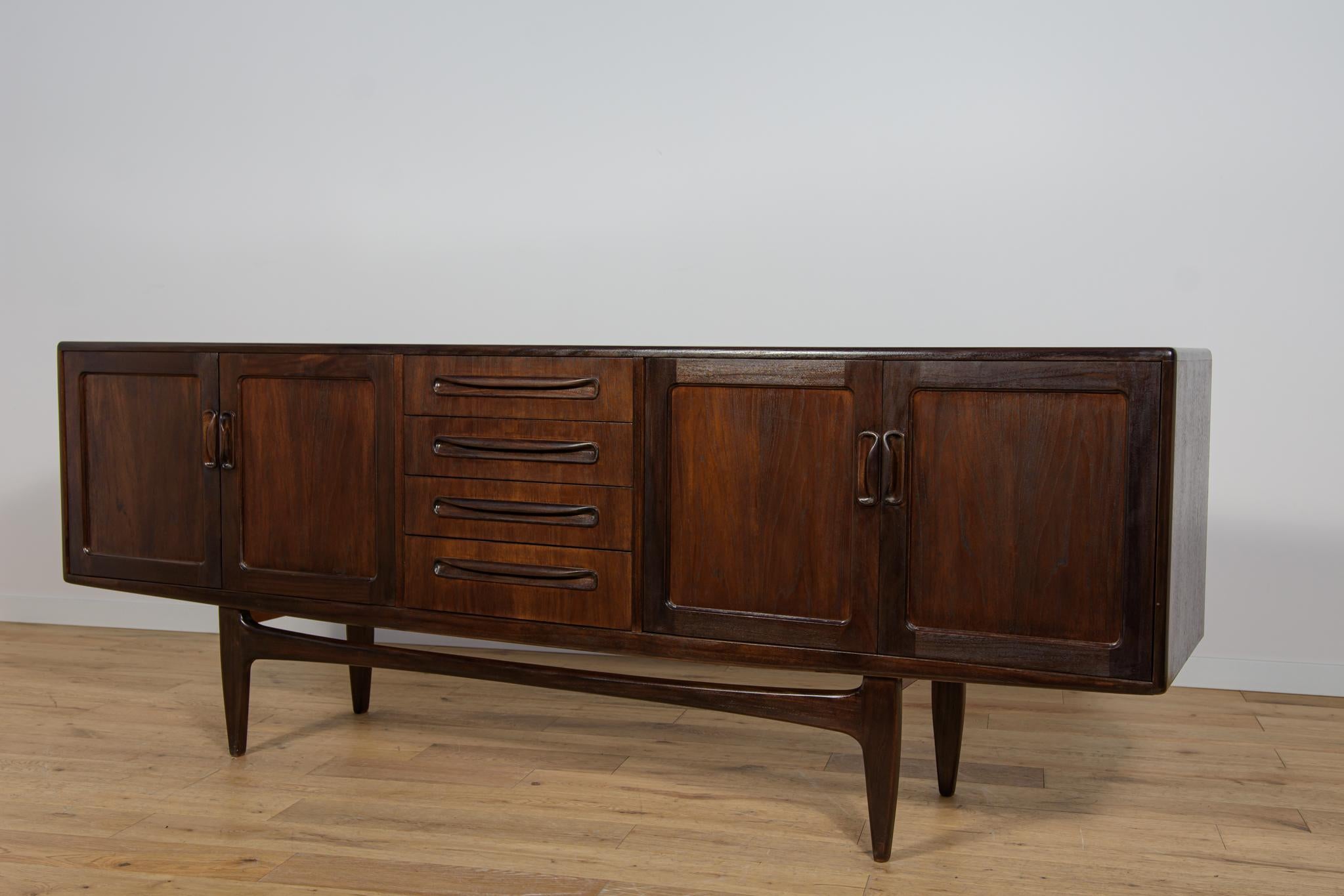 Falegnameria Credenza di metà secolo di Victor Wilkins per G-Plan, Regno Unito, anni '60 in vendita