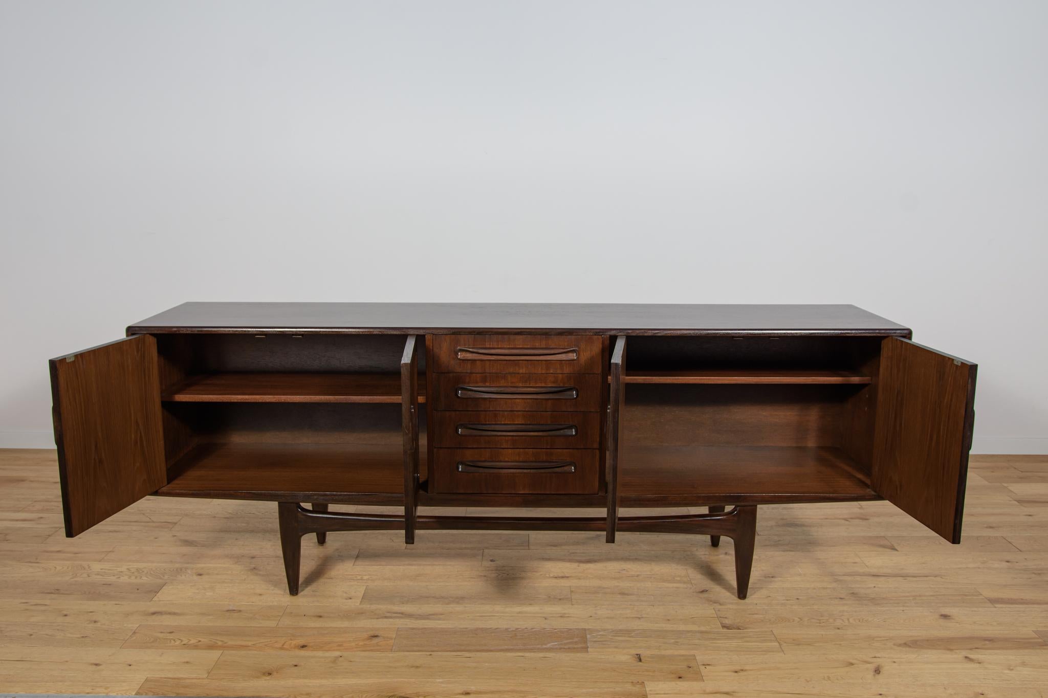 Credenza di metà secolo di Victor Wilkins per G-Plan, Regno Unito, anni '60 in vendita 1