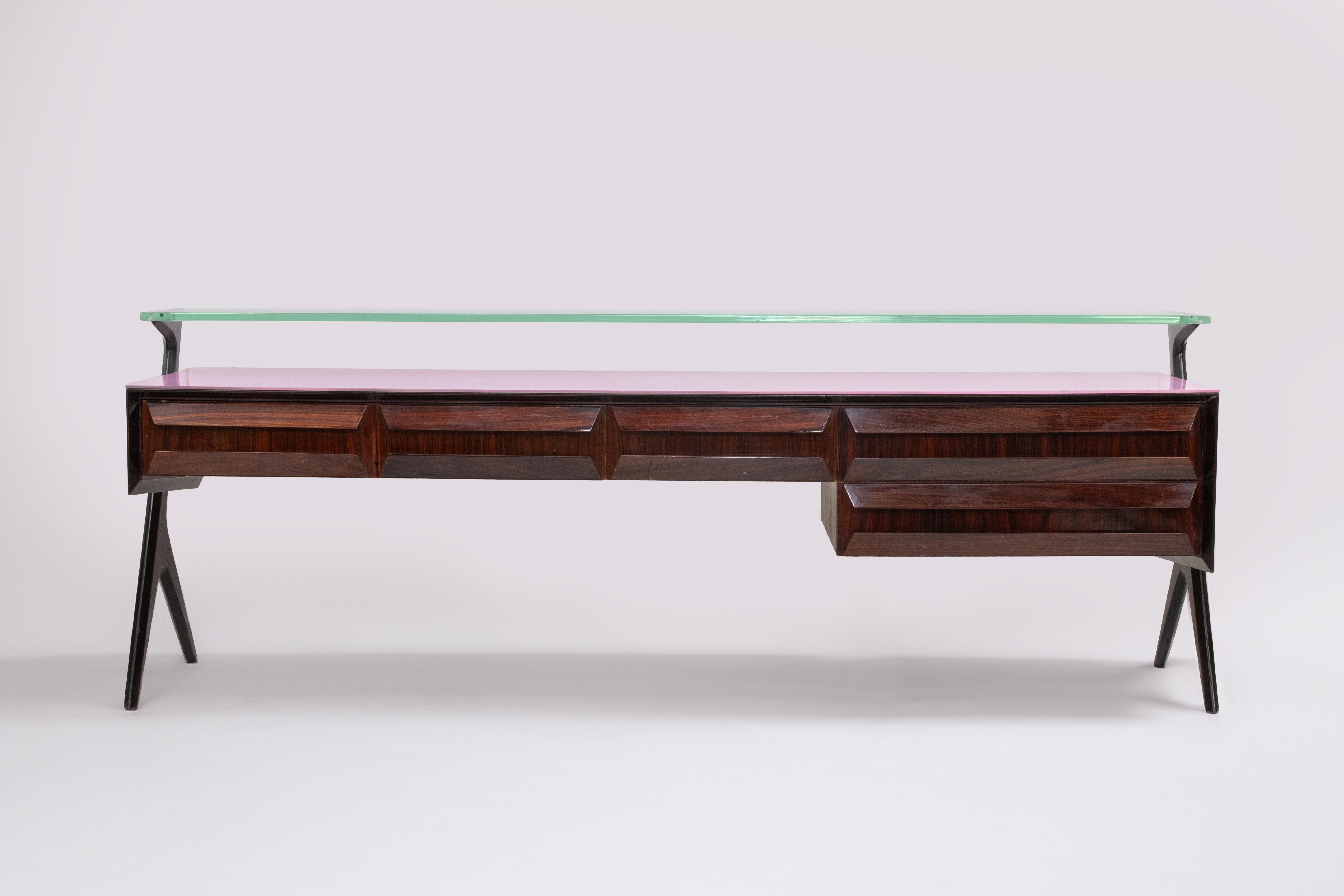 Vintage sideboard and chest of drawers realized by Vittorio and Plinio Dassi in 1950s.

Mahogany legs and rosewood frame. Glass top with dark pink base, suspended crystal shelf with engraved decorations, crafted by Barovier & Toso.

Excellent