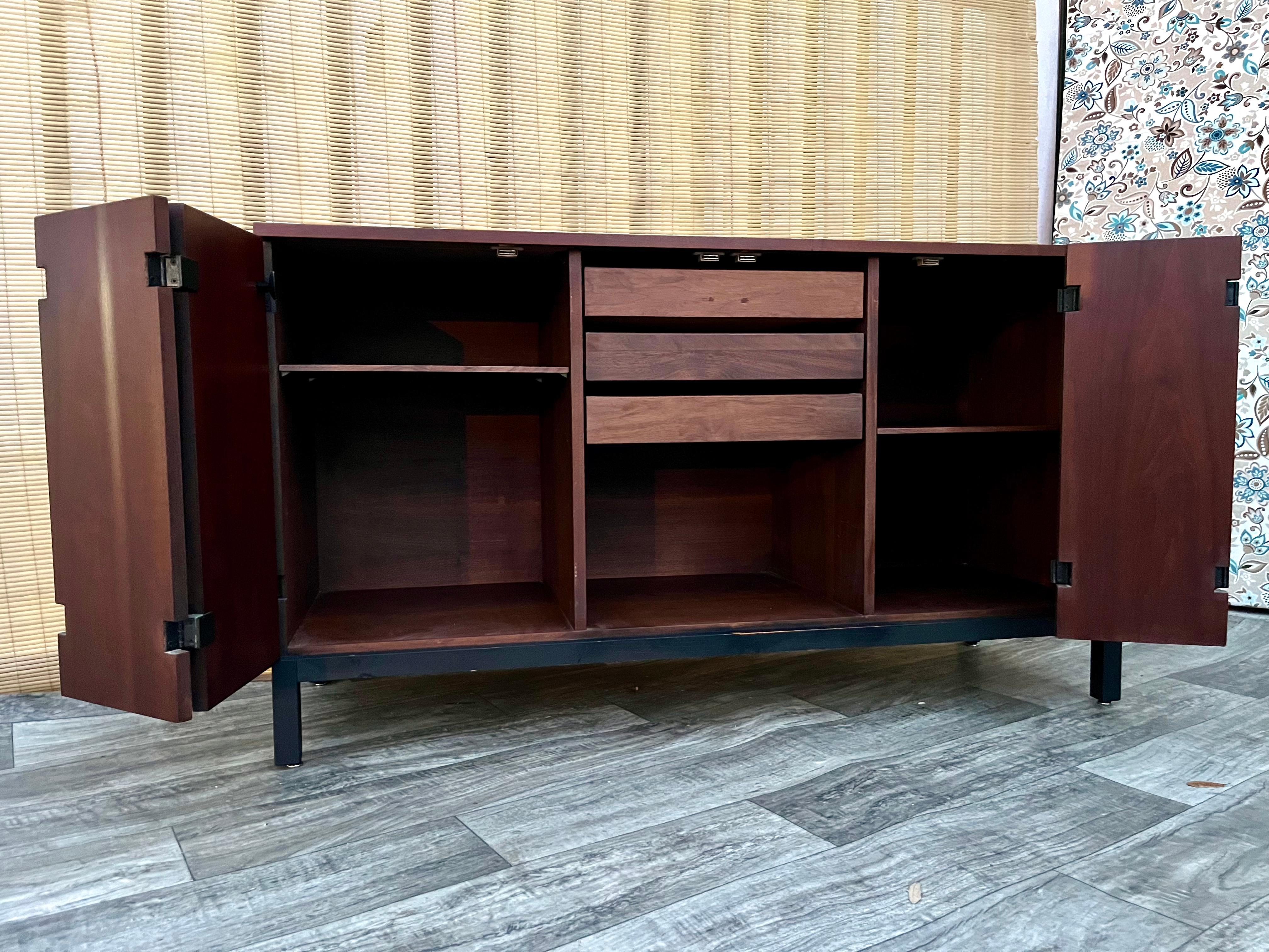 Mid Century Sideboard Credenza by Milo Baughman for Directional. Circa 1960s For Sale 5