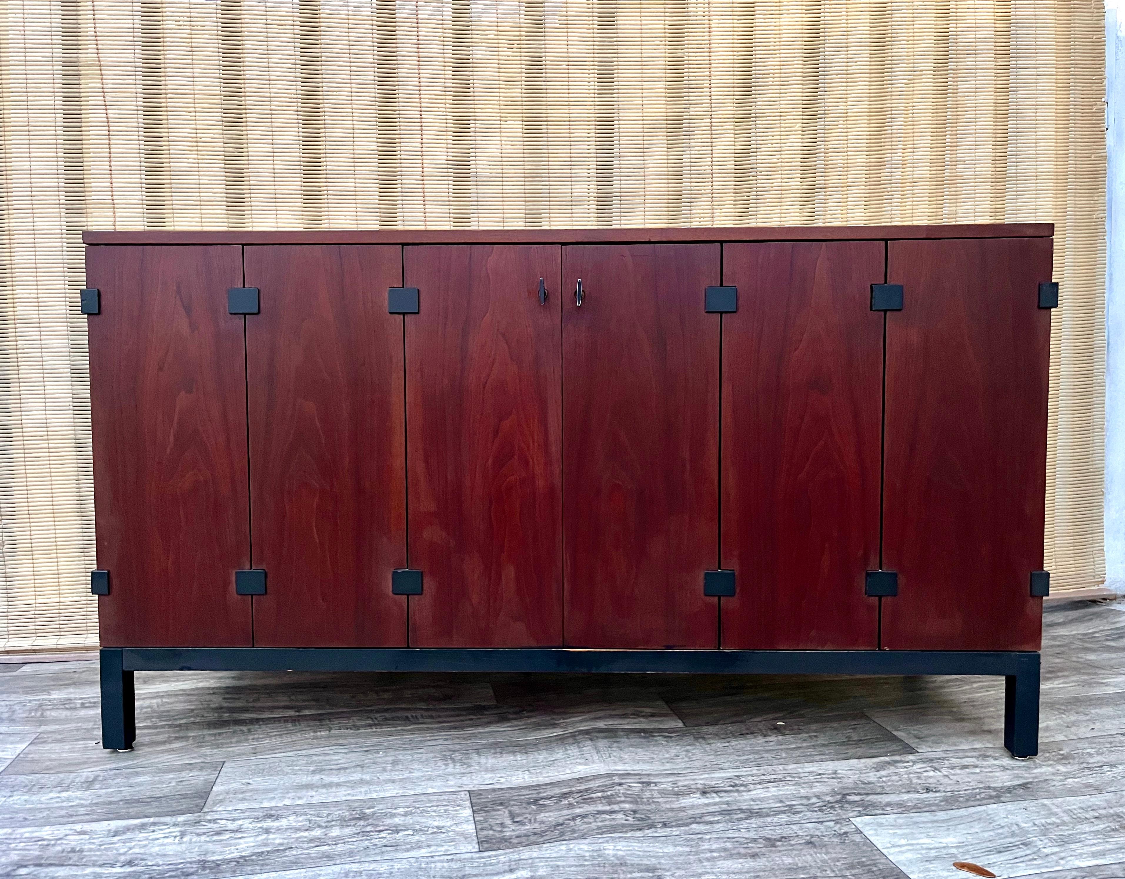 Mid-Century Modern Mid Century Sideboard Credenza by Milo Baughman for Directional. Circa 1960s For Sale