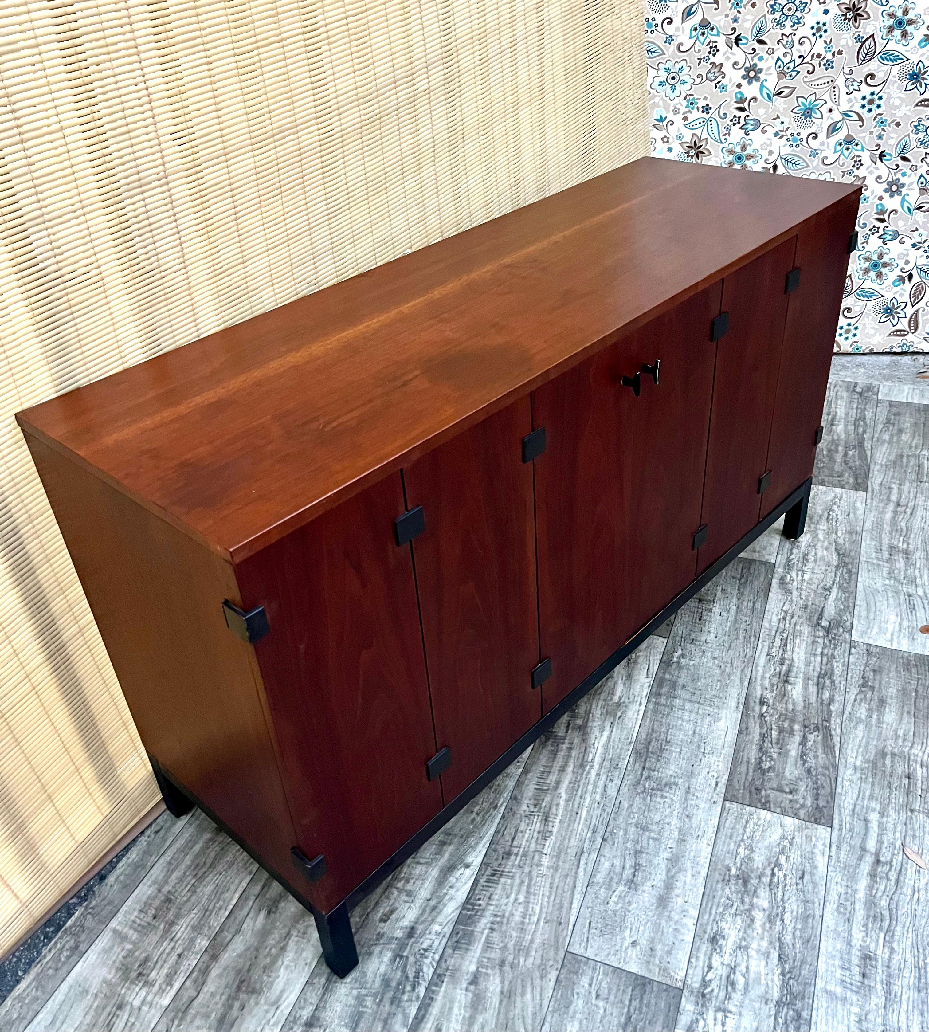 Mid Century Sideboard Credenza by Milo Baughman for Directional. Circa 1960s For Sale 1