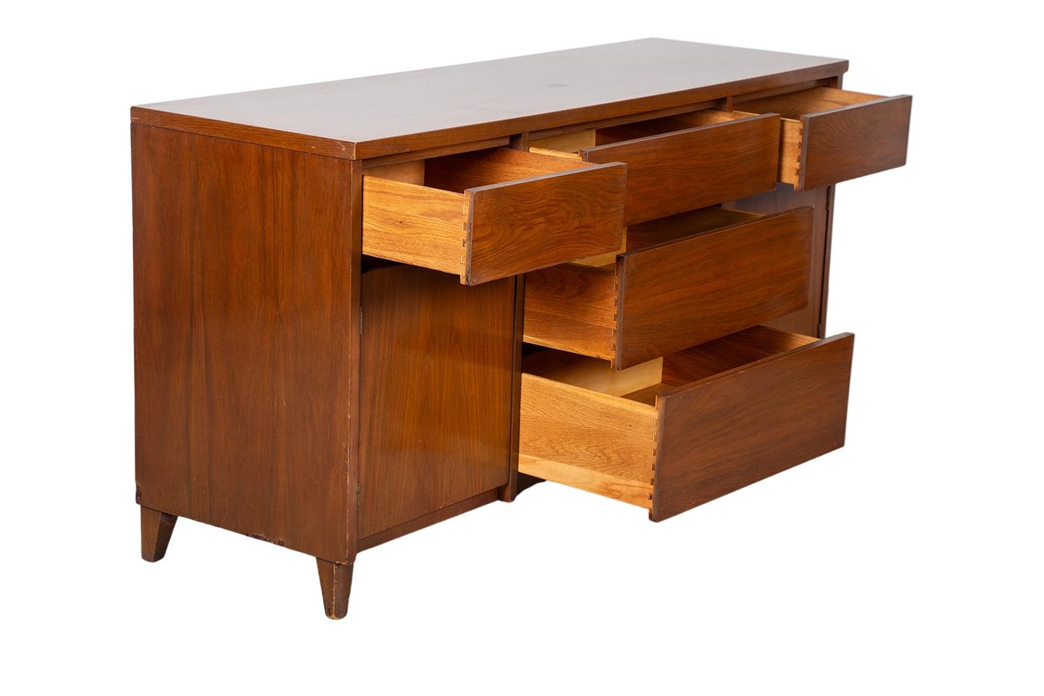 Impiallacciato Credenza credenza cassettiera di metà secolo di Stanley in vendita