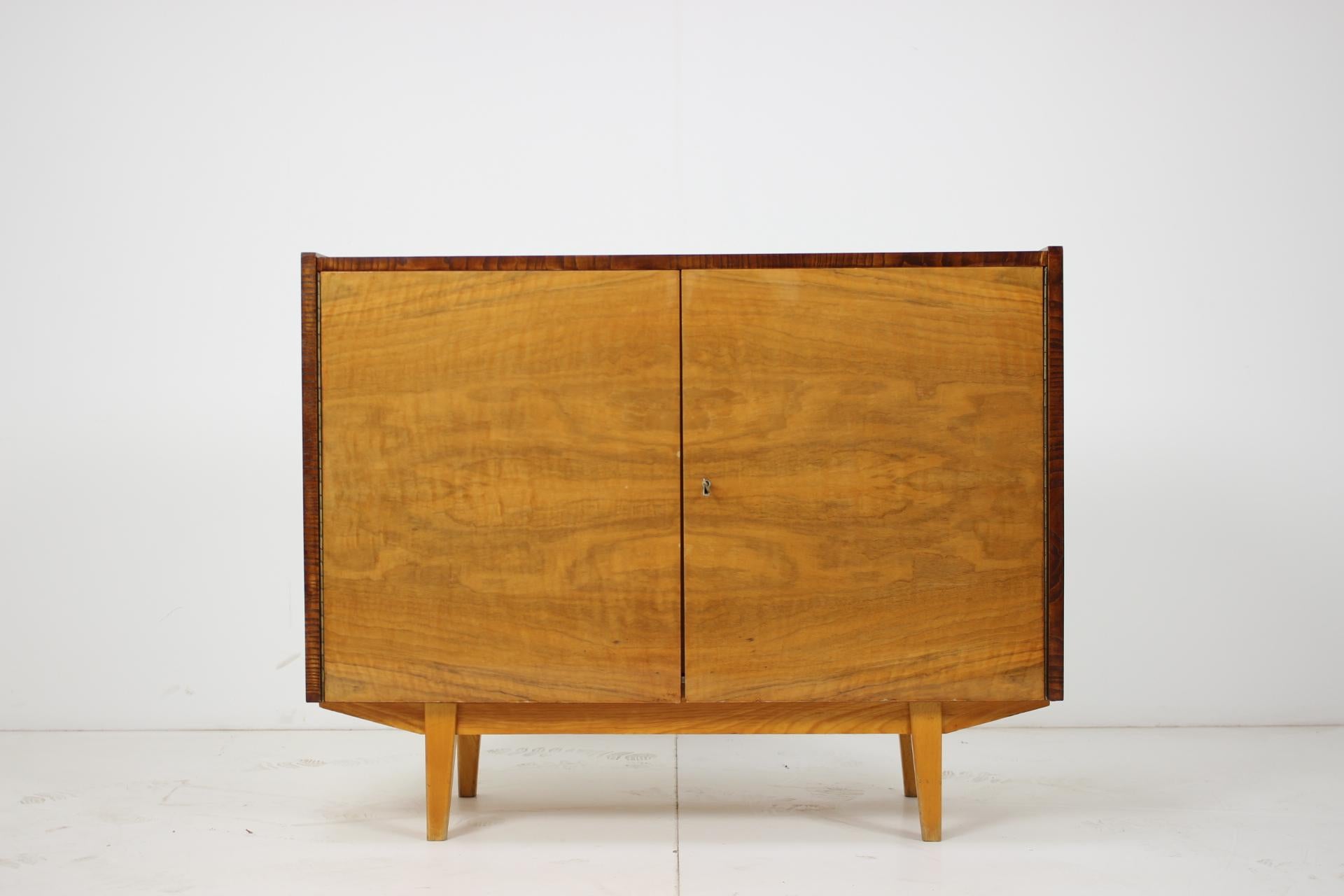 - 1970's
- En bois
- Partiellement rénové avec soin
- Les portes sont en haute brillance
- Bon état.