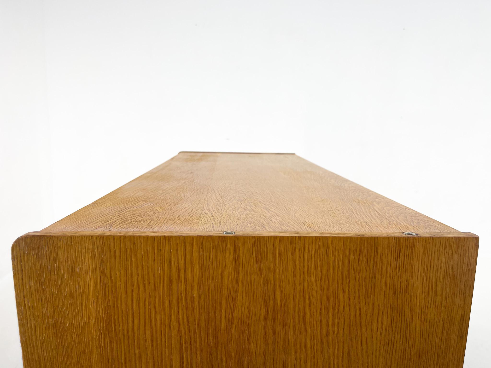 Credenza di metà secolo disegnata da Jindřich Jiroutek, anni '60 1