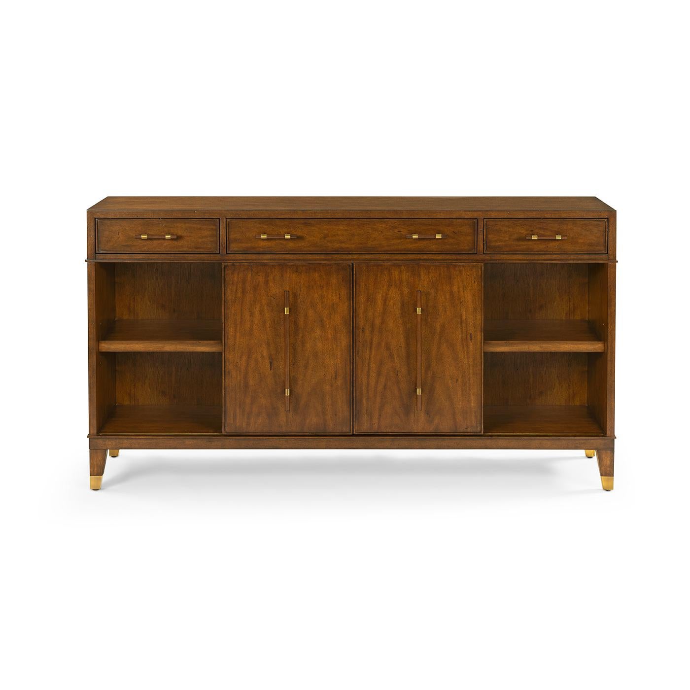Realizzato con impiallacciatura di corona e solidi di Acacia. Questo sofisticato pezzo combina funzionalità e design senza tempo, grazie a tre spaziosi cassetti e due ante scorrevoli che rivelano ripiani interni per un ampio spazio di archiviazione.