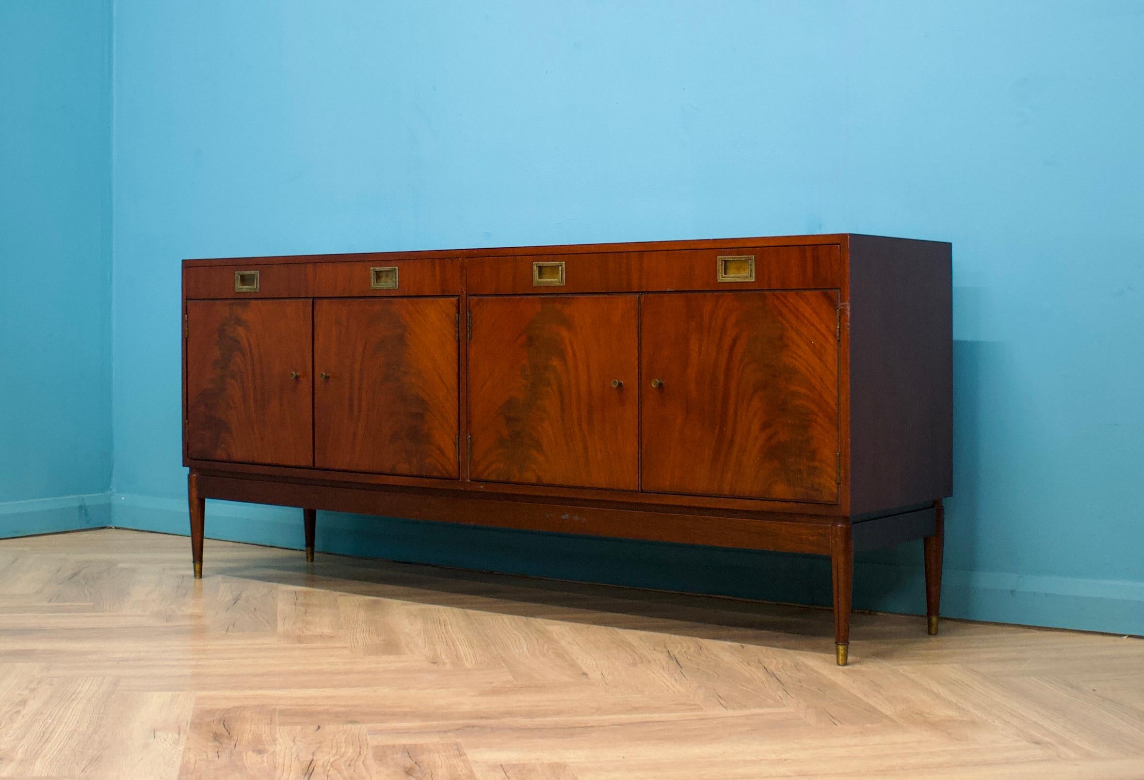 Credenza in mogano di metà secolo di Greaves and Thomas, circa anni '60 




Ci sono due armadi, ciascuno con un ripiano e due cassetti nella parte superiore.