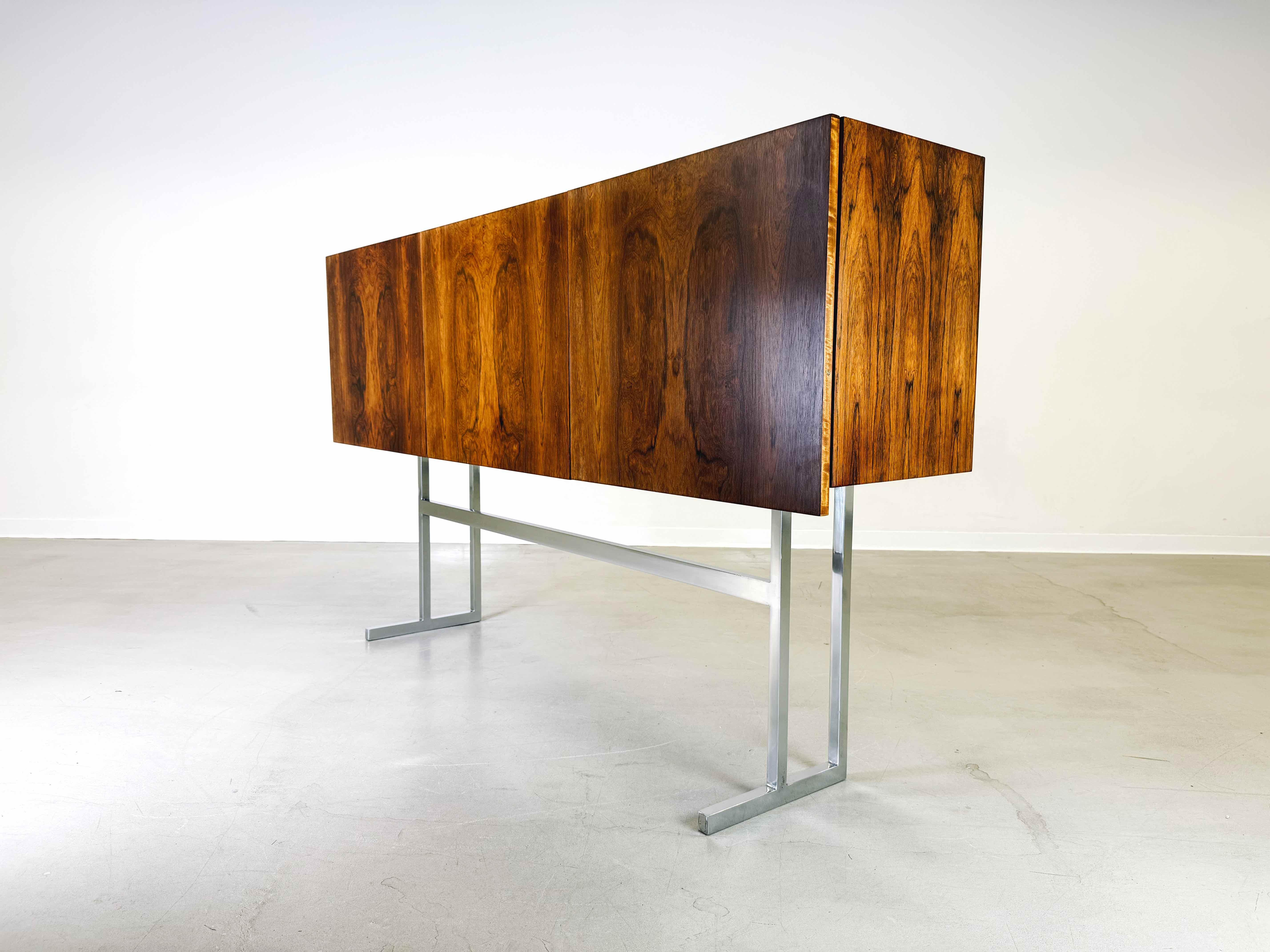 Mettiamo in vendita una bellissima credenza di metà secolo di WK Möbel, disegnata da Georg Satink e realizzata in legno di palissandro. Nel complesso, i mobili hanno un meraviglioso colore Wood e convincono per l'ampio spazio di archiviazione. Tre