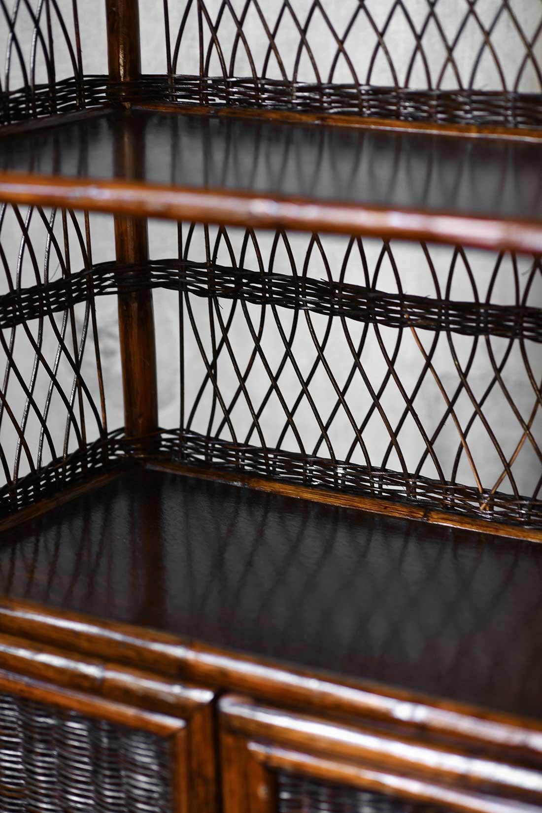 Credenza di metà secolo in giunco scuro. in vendita 5