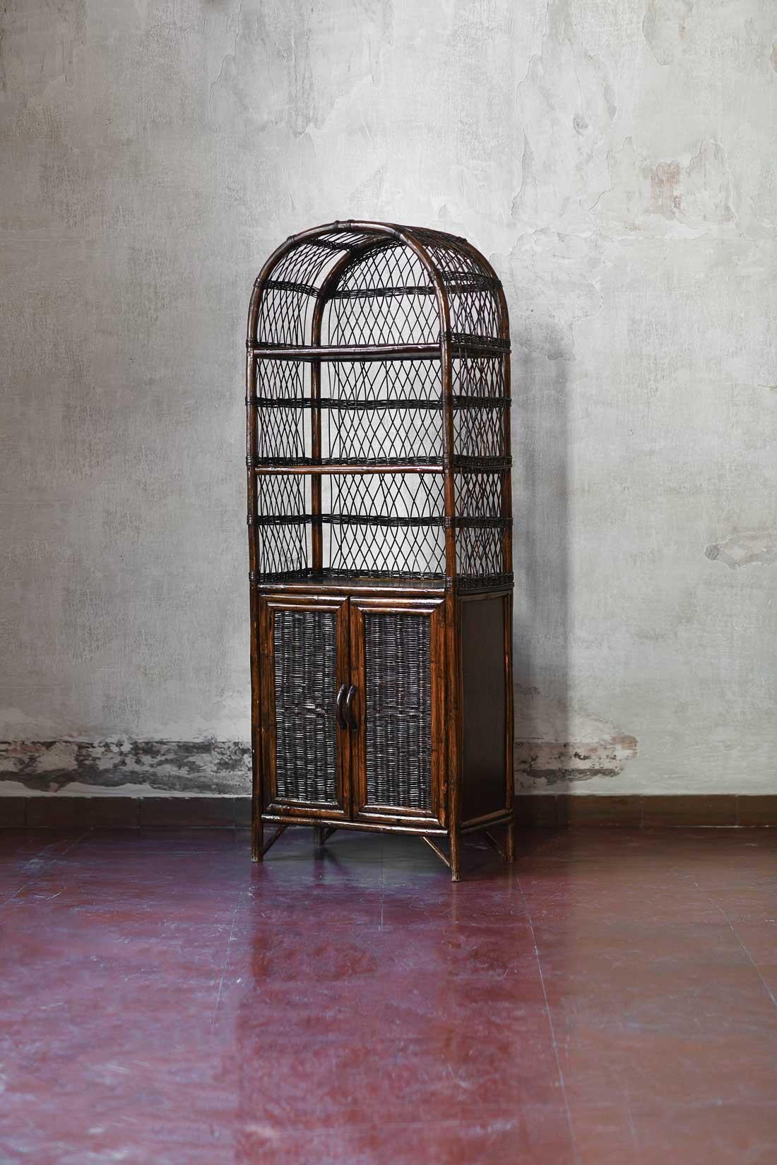 Credenza di metà secolo in giunco scuro. In condizioni buone in vendita a Roma, RM