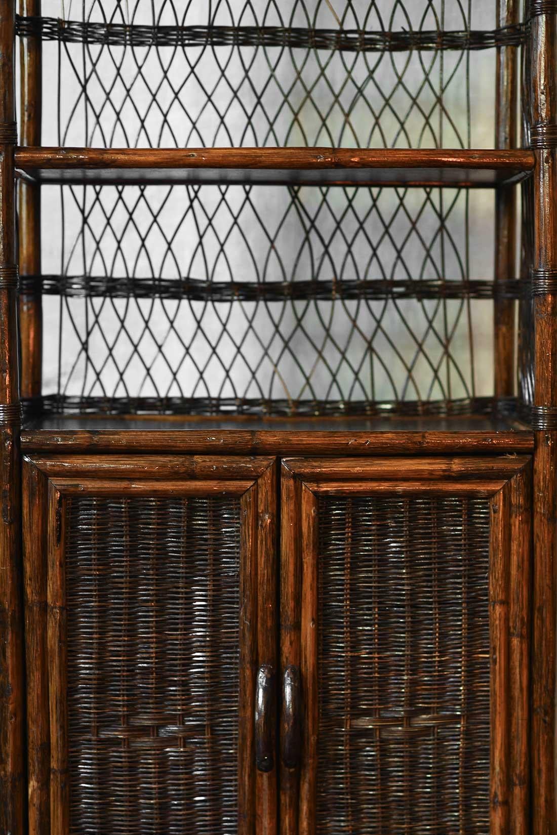 Metà XX secolo Credenza di metà secolo in giunco scuro. in vendita