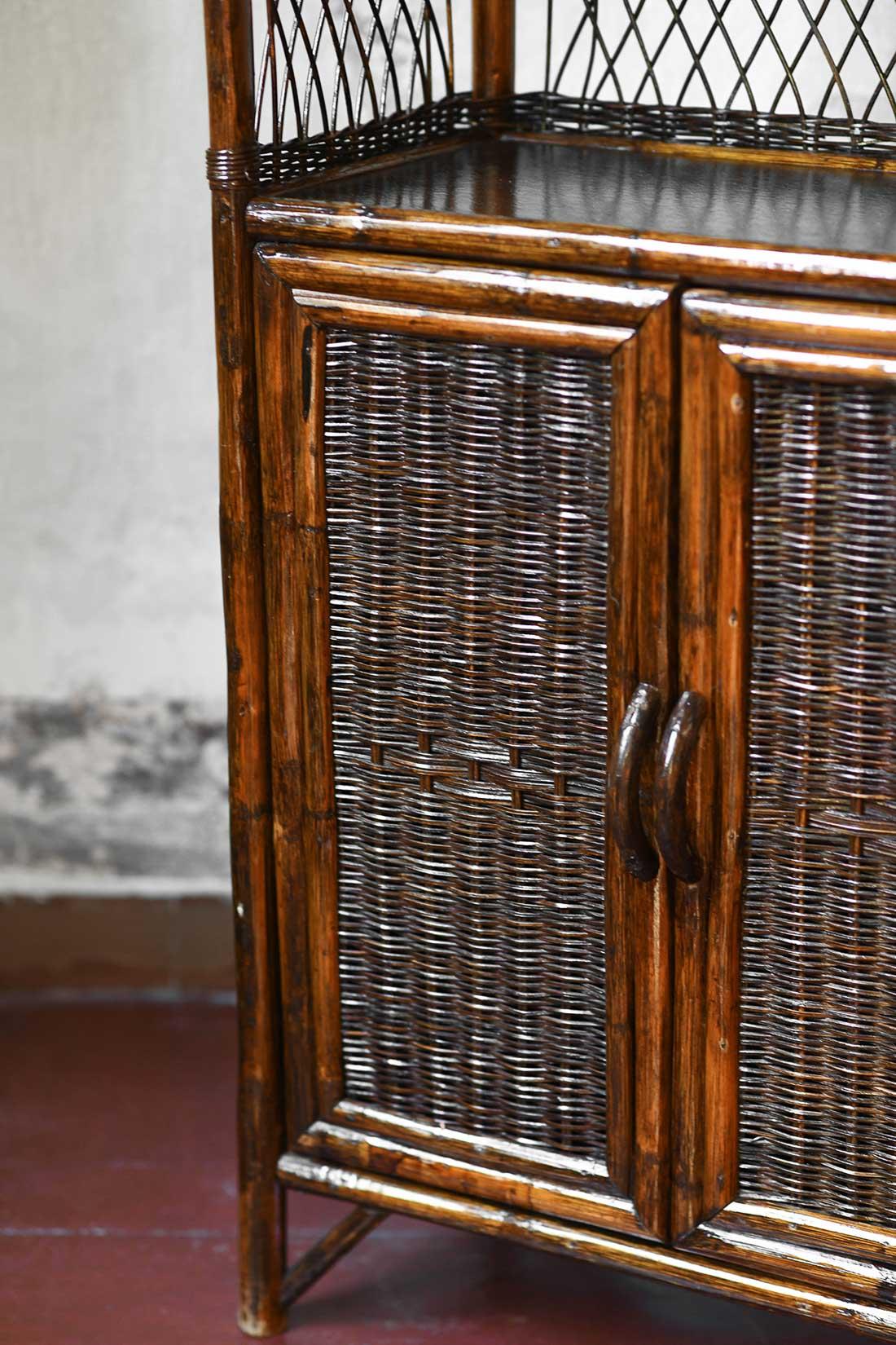 Giunco Credenza di metà secolo in giunco scuro. in vendita