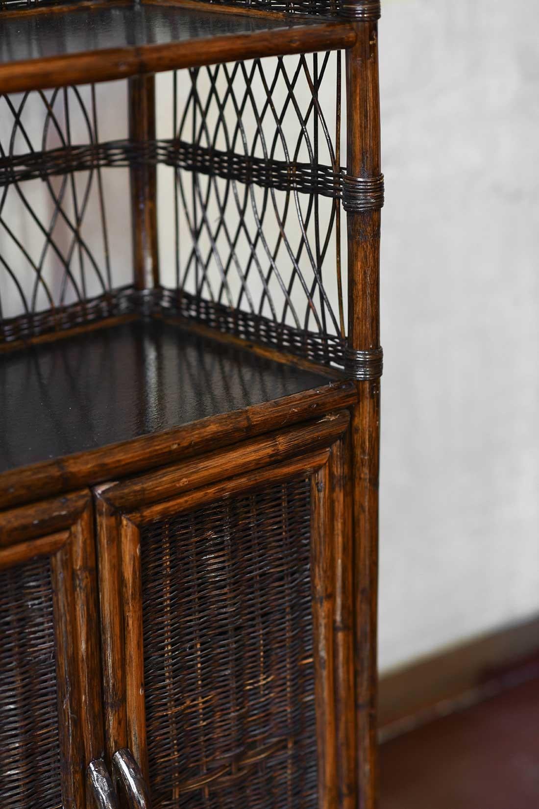 Credenza di metà secolo in giunco scuro. in vendita 2