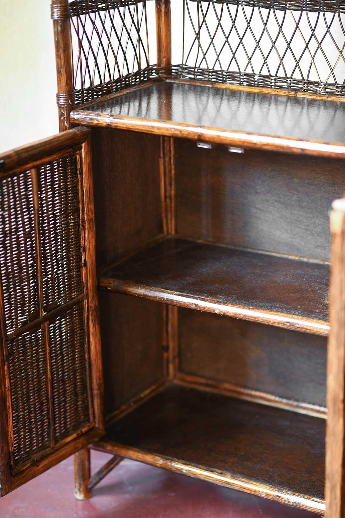 Credenza di metà secolo in giunco scuro. in vendita 4