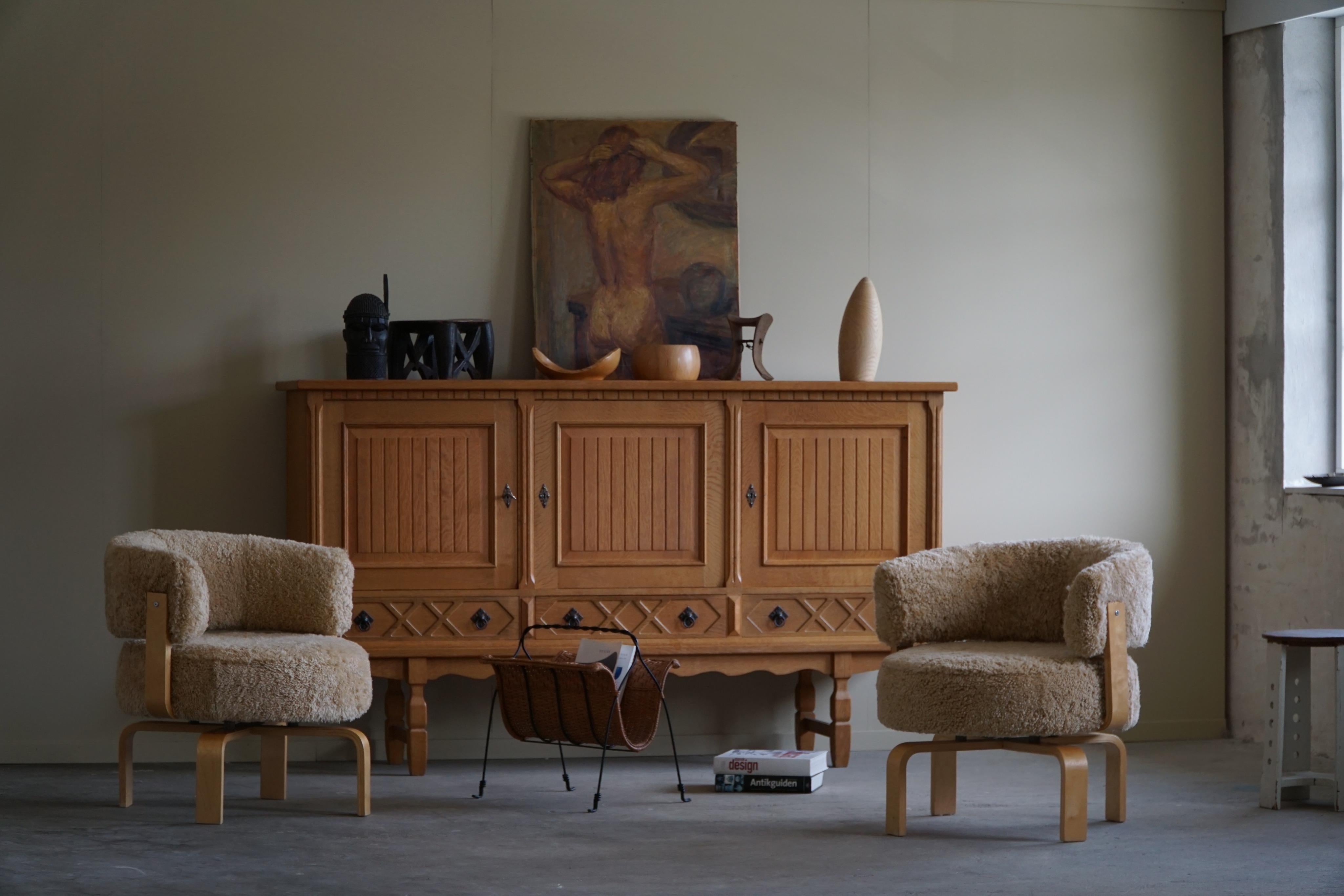 A sculptural classic sideboard / cabinet in oak with plenty of storage and a nice carved front design. Made by a Danish cabinetmaker in the 1960s. Attributed to Danish Architect Henning Kjærnulf. 
This piece is in a great vintage condition.

This