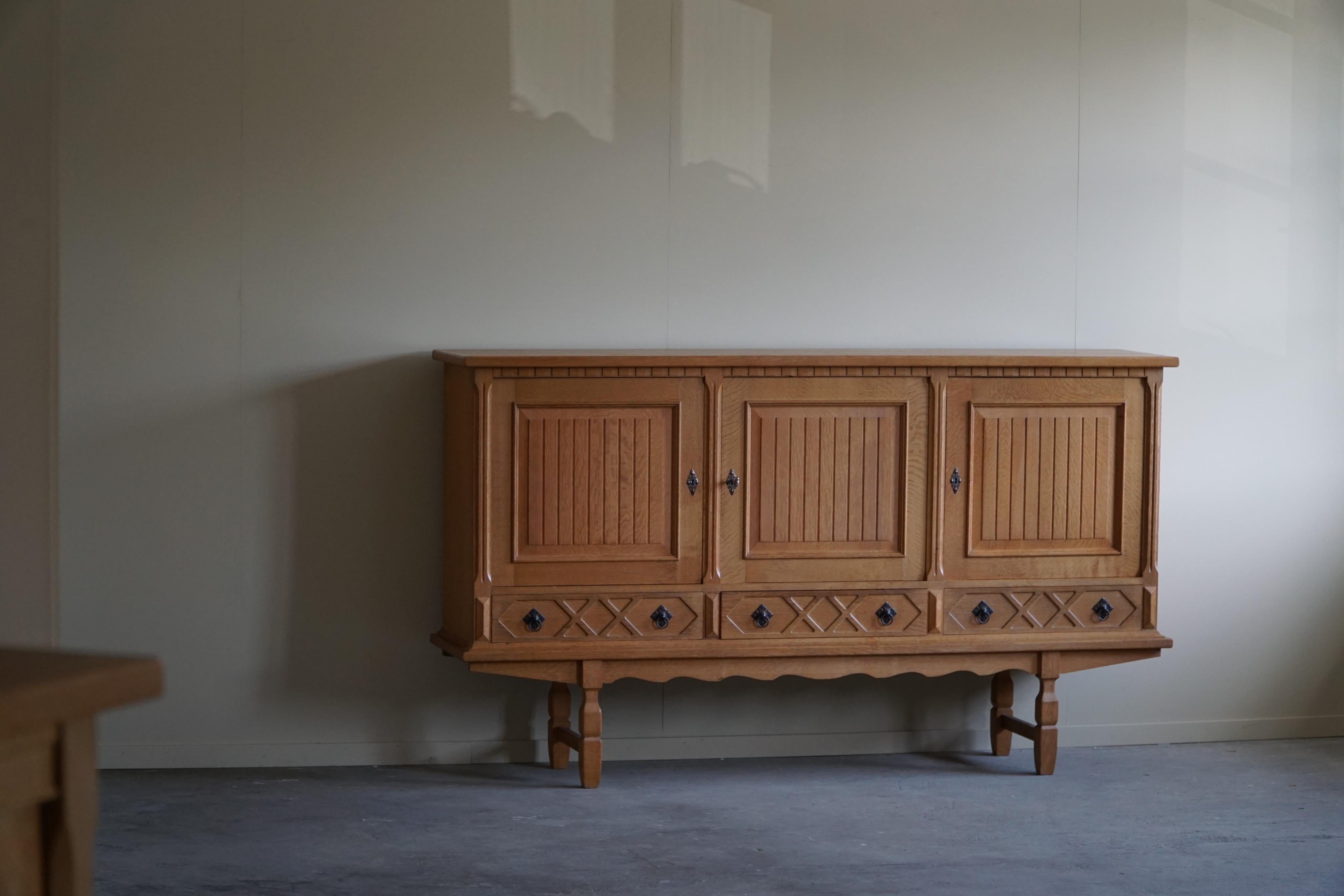 Midcentury Sideboard in Oak, Made by a Danish Cabinetmaker, 1960s In Good Condition In Odense, DK