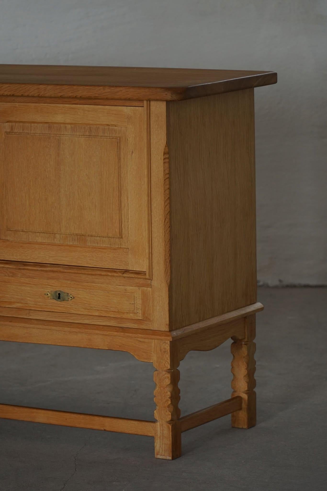 Credenza di metà secolo in Oak, realizzata da un ebanista danese negli anni '60 in vendita 3
