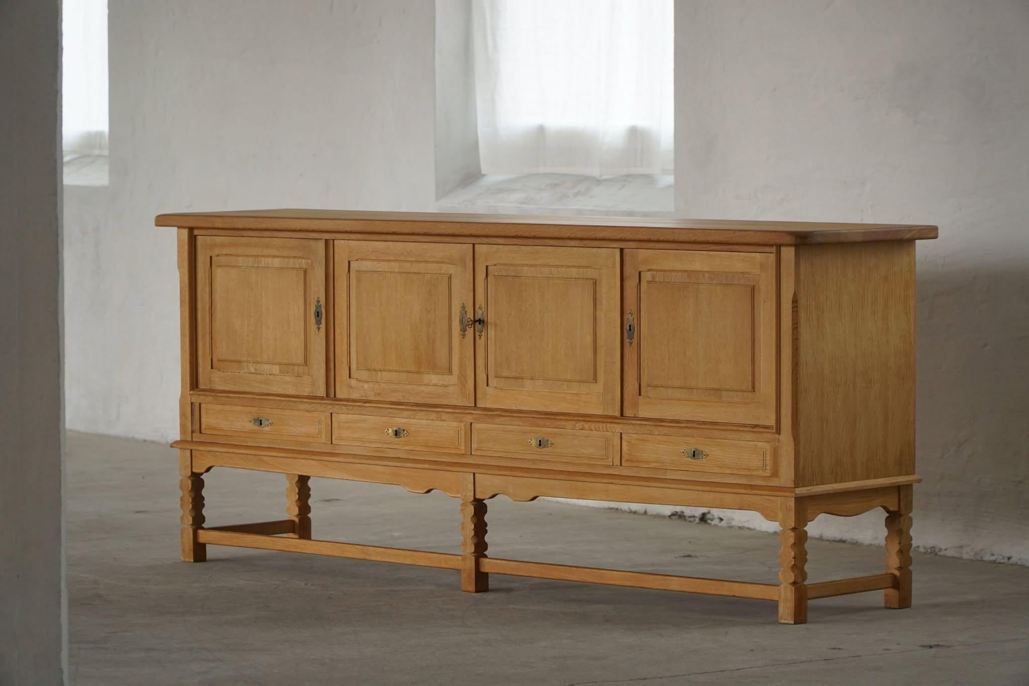 Credenza di metà secolo in Oak, realizzata da un ebanista danese negli anni '60 in vendita 4