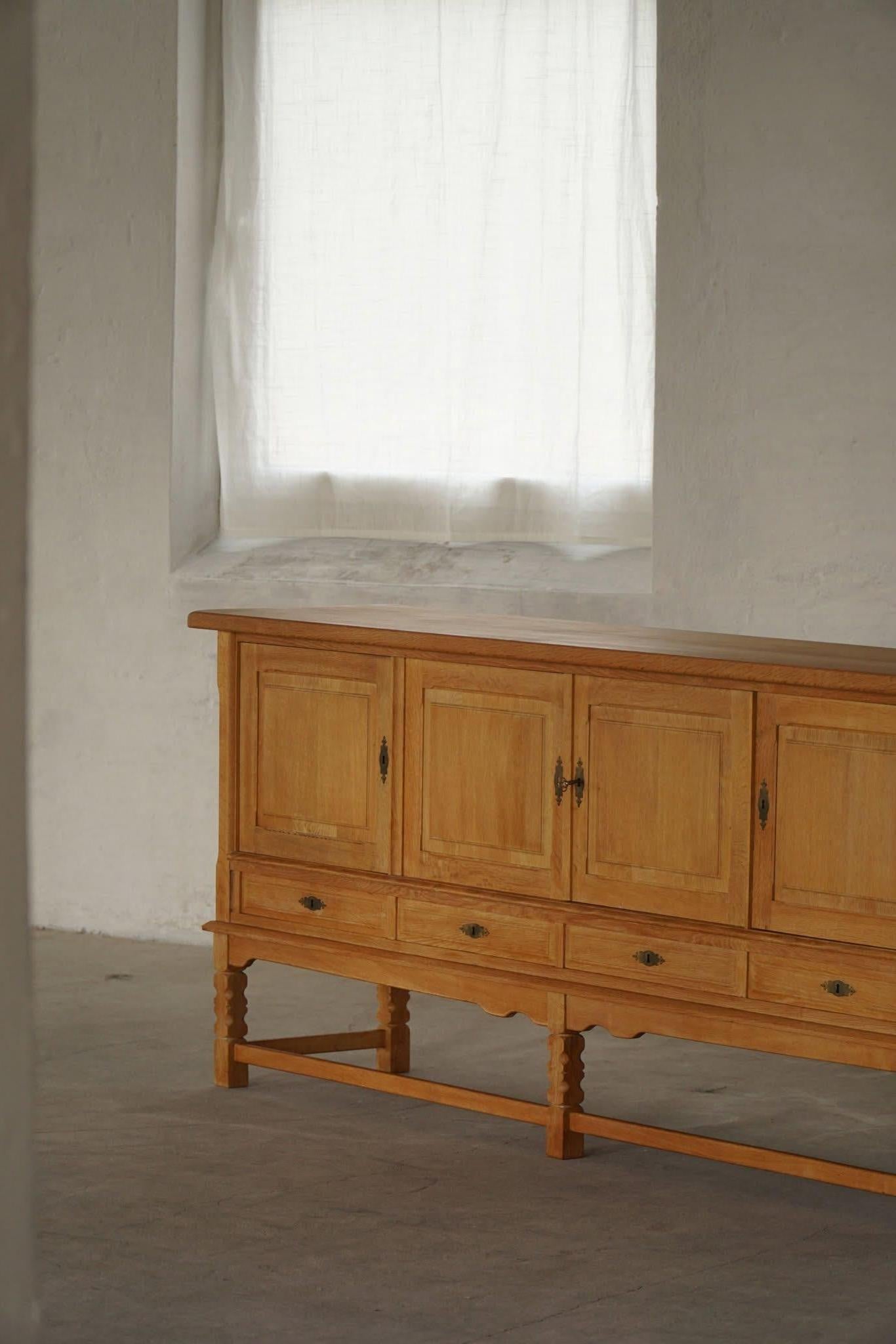 Credenza di metà secolo in Oak, realizzata da un ebanista danese negli anni '60 in vendita 5