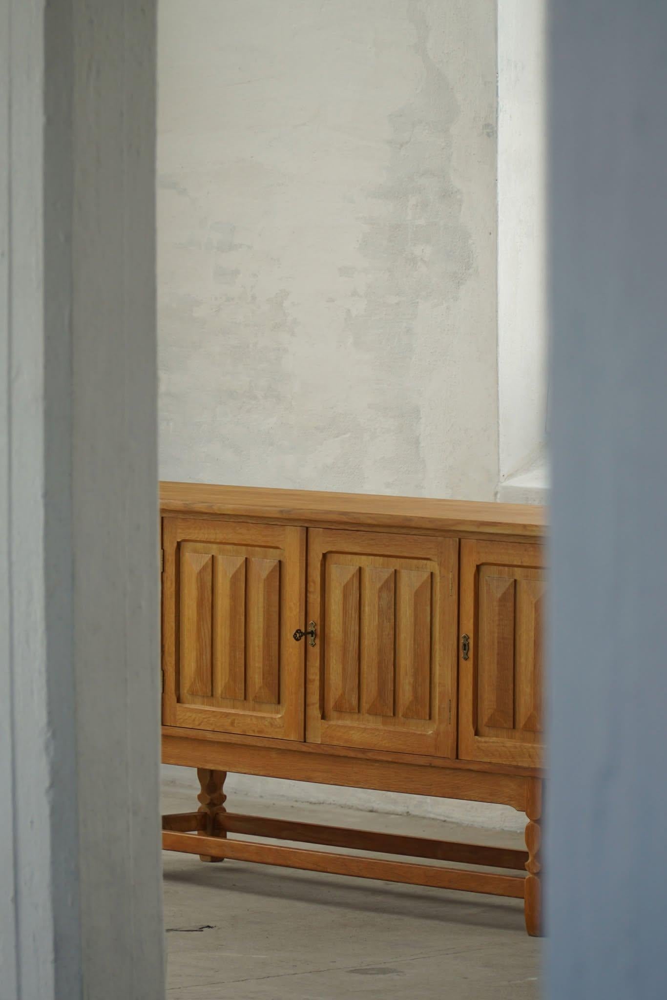 Credenza di metà secolo in Oak, realizzata da un ebanista danese negli anni '60 in vendita 6