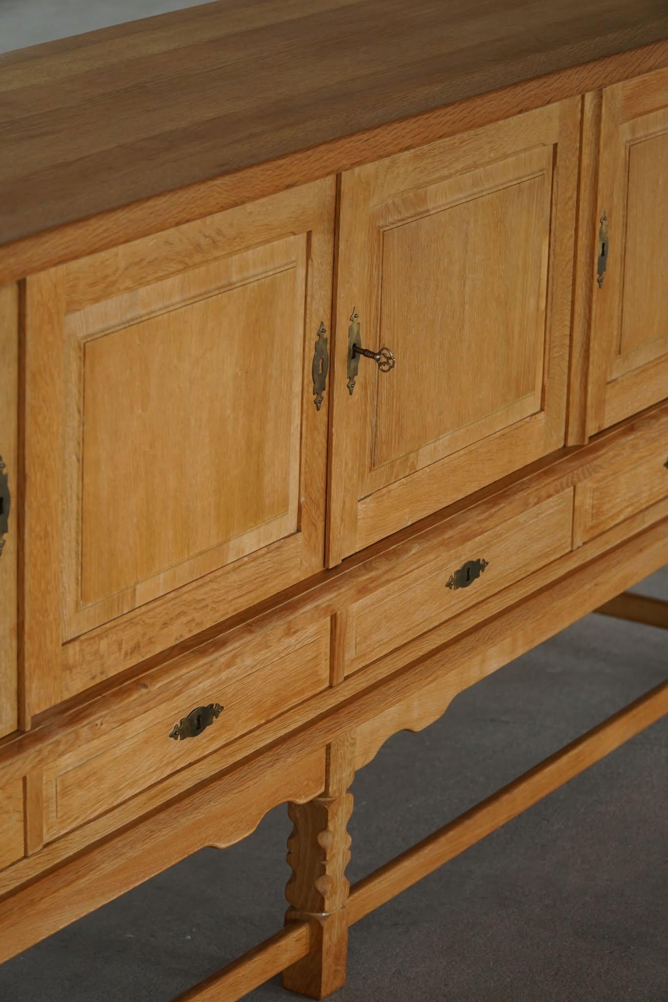 Credenza di metà secolo in Oak, realizzata da un ebanista danese negli anni '60 in vendita 6