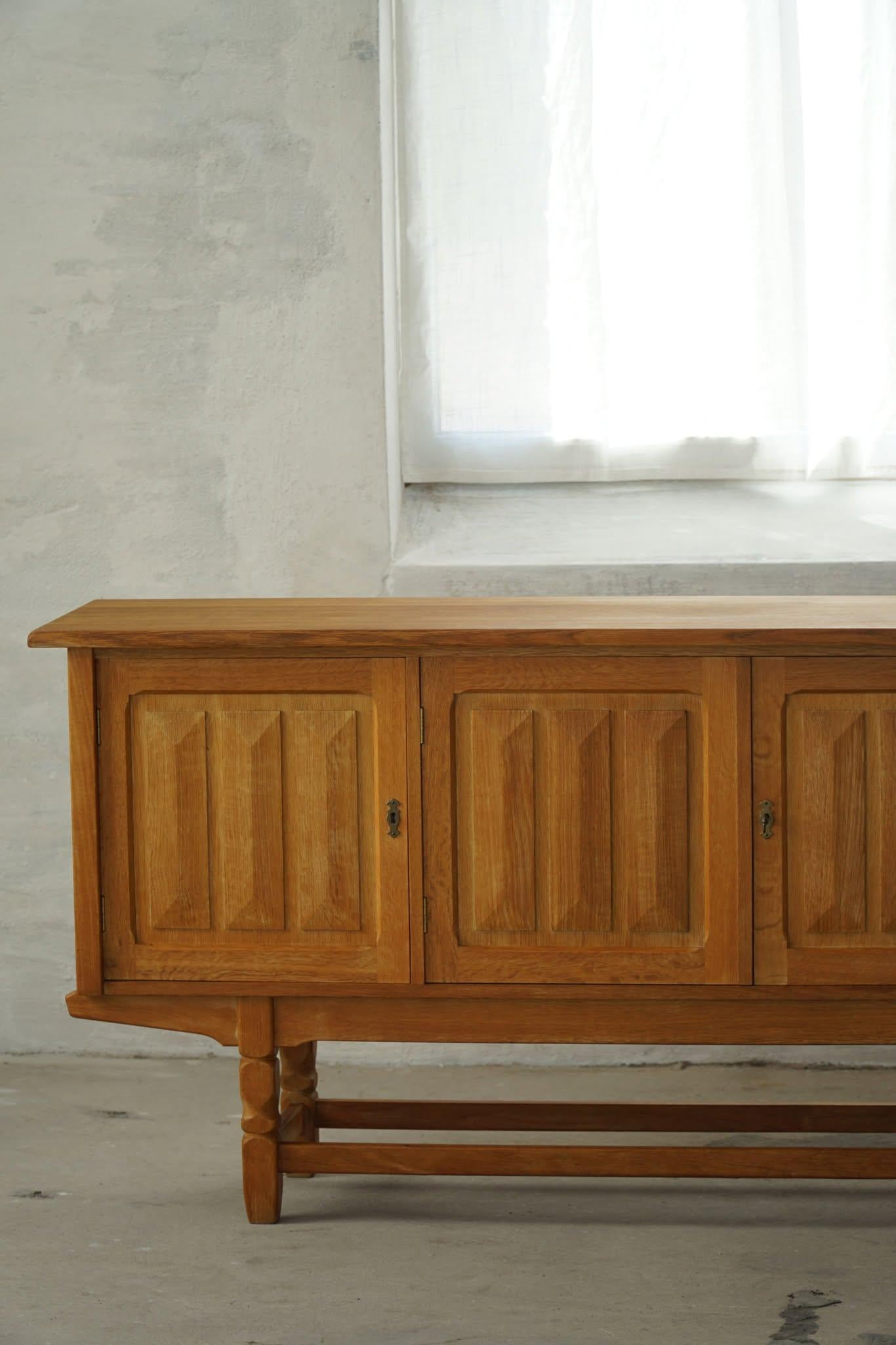 Credenza di metà secolo in Oak, realizzata da un ebanista danese negli anni '60 in vendita 7