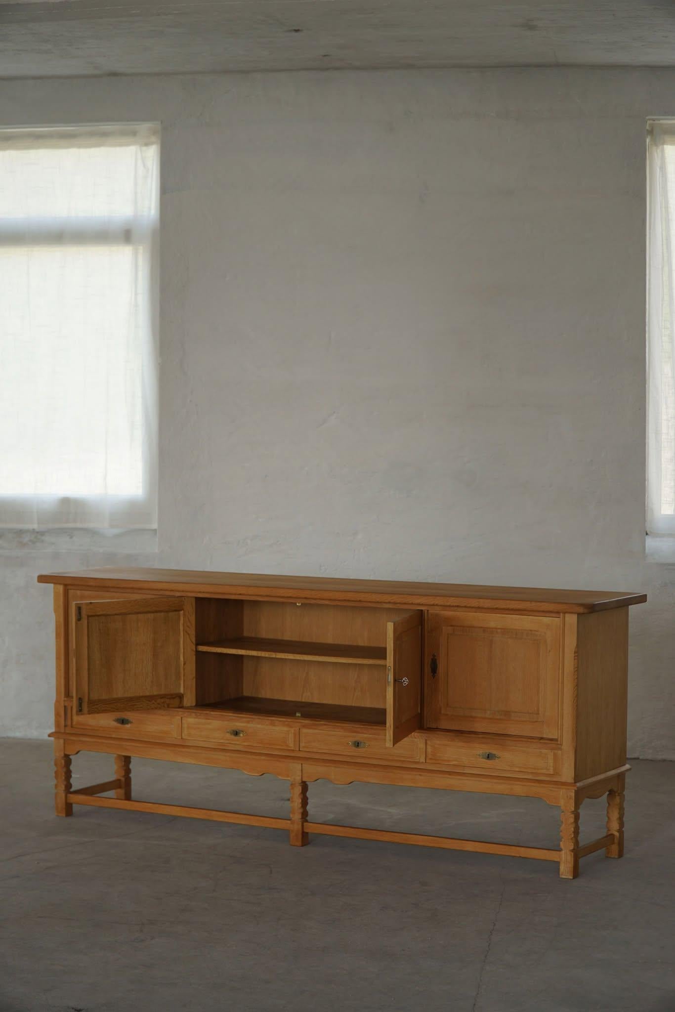 Credenza di metà secolo in Oak, realizzata da un ebanista danese negli anni '60 in vendita 9