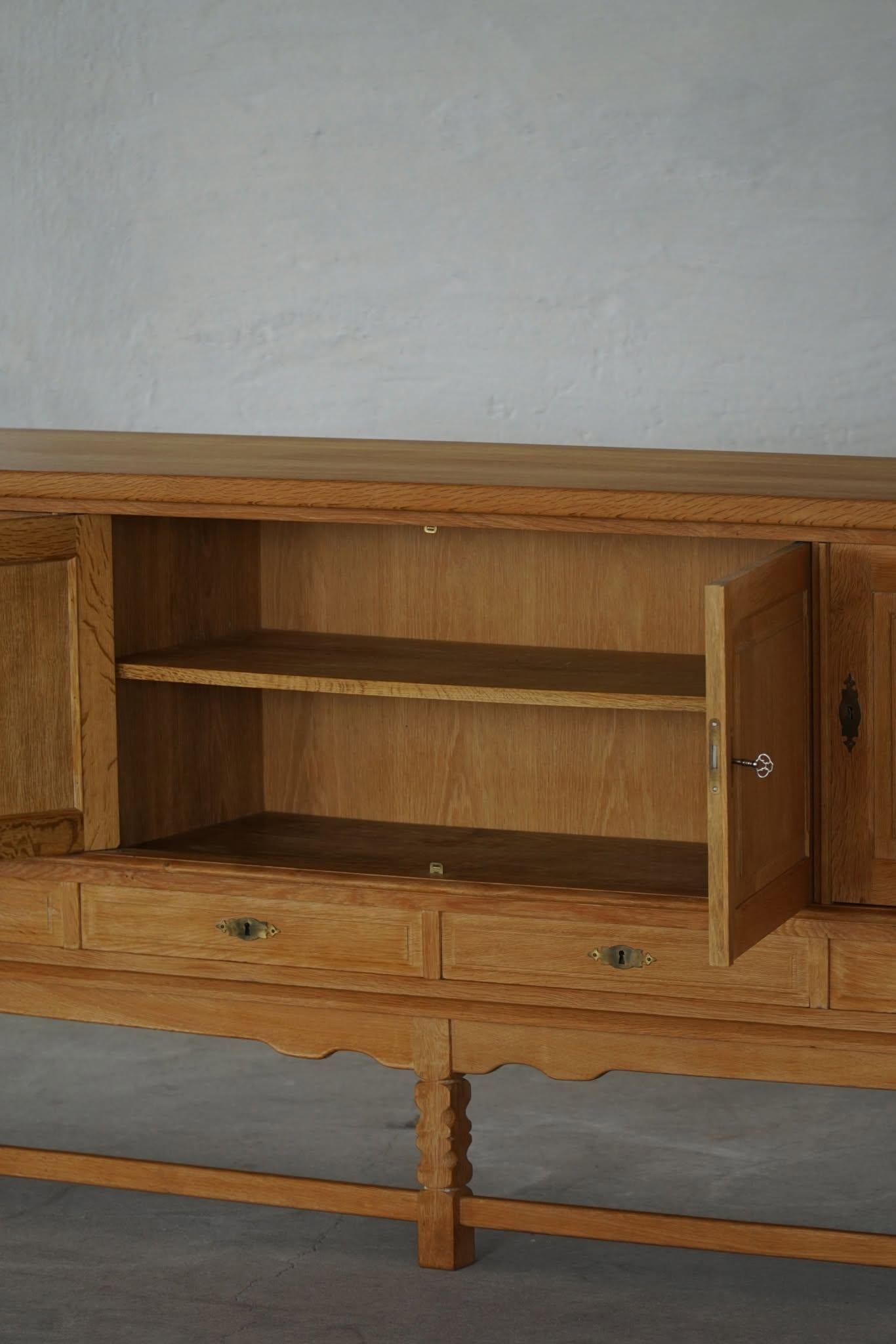 Credenza di metà secolo in Oak, realizzata da un ebanista danese negli anni '60 in vendita 10