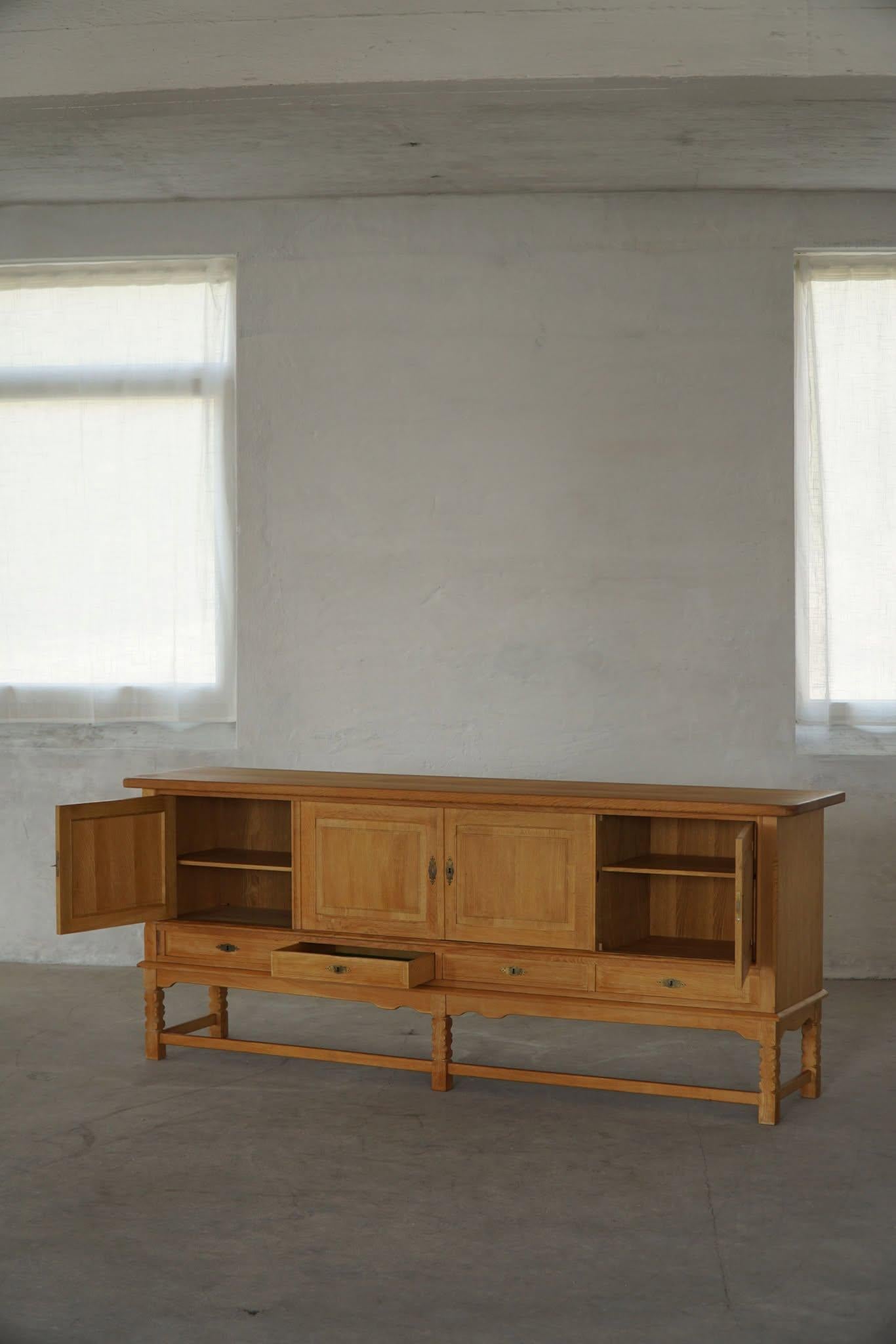 Credenza di metà secolo in Oak, realizzata da un ebanista danese negli anni '60 in vendita 11