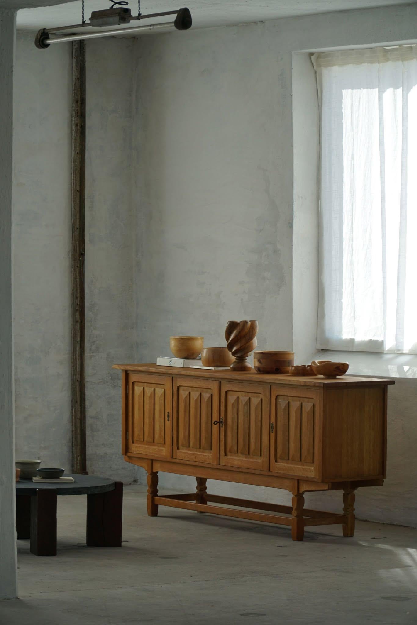 Una classica credenza/armadio rettangolare in rovere con un grande spazio di archiviazione e un raffinato design frontale intagliato. Realizzato da un ebanista danese negli anni '1960.
Questo pezzo è in buone condizioni vintage. 

Questa intrigante