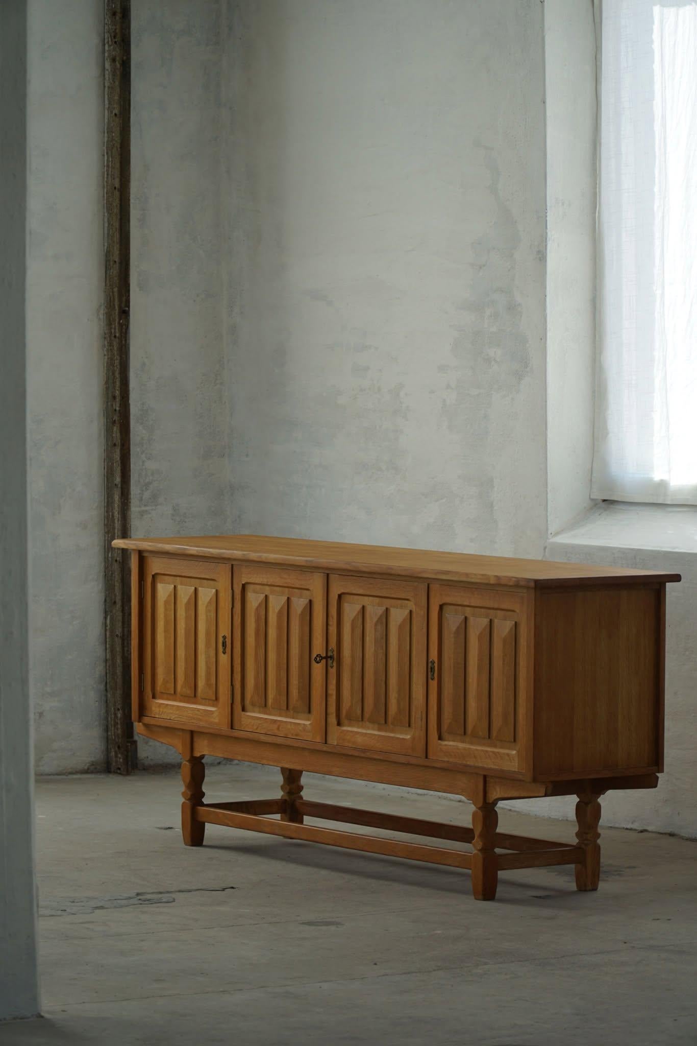 Scandinavo moderno Credenza di metà secolo in Oak, realizzata da un ebanista danese negli anni '60 in vendita