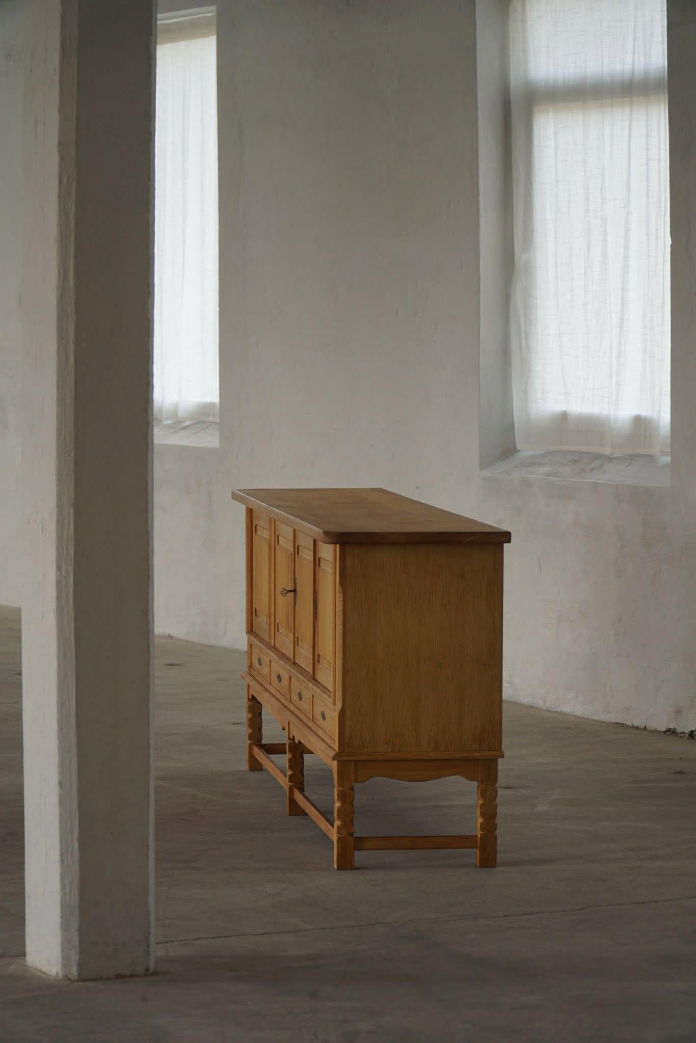 Mid-Century moderno Credenza di metà secolo in Oak, realizzata da un ebanista danese negli anni '60 in vendita