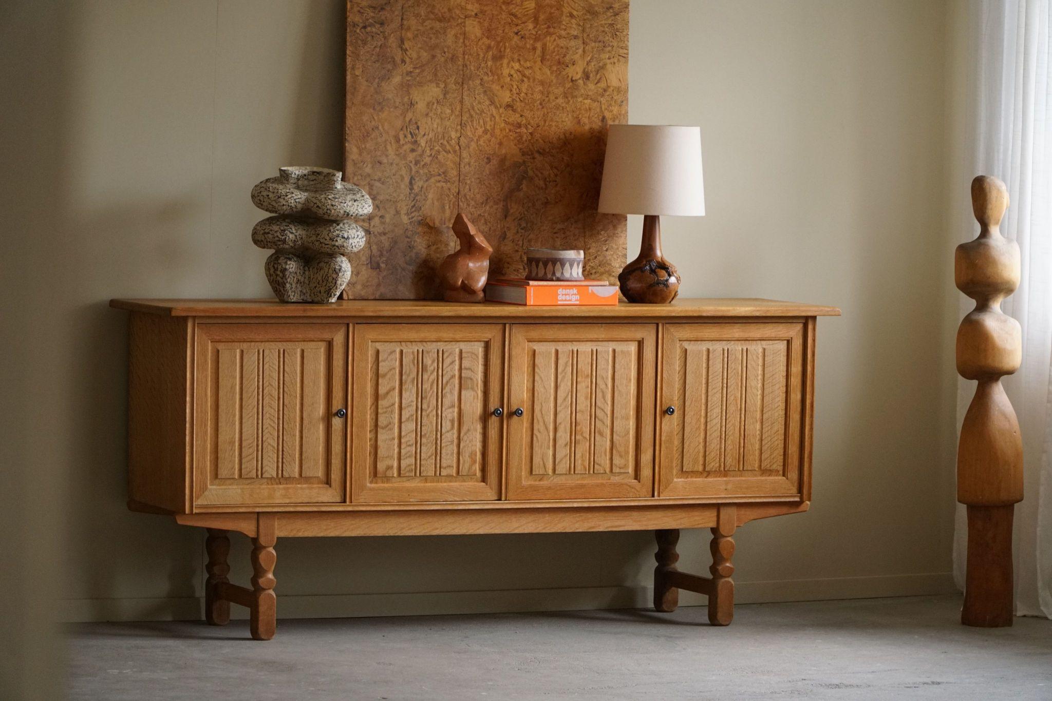 Mid Century Sideboard aus Eiche, hergestellt von einem dänischen Schreiner in den 1960er Jahren (Dänisch) im Angebot