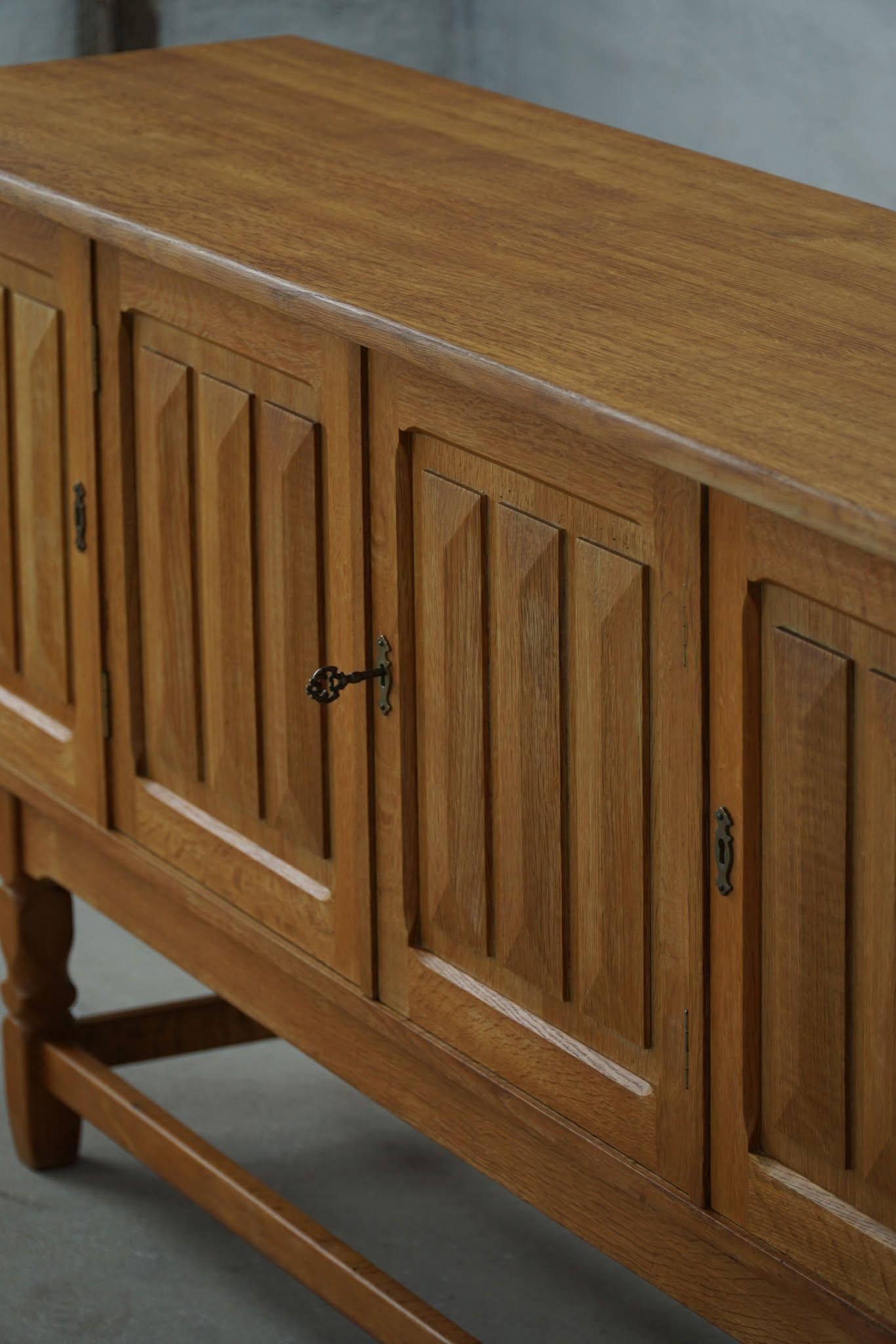 Danese Credenza di metà secolo in Oak, realizzata da un ebanista danese negli anni '60 in vendita