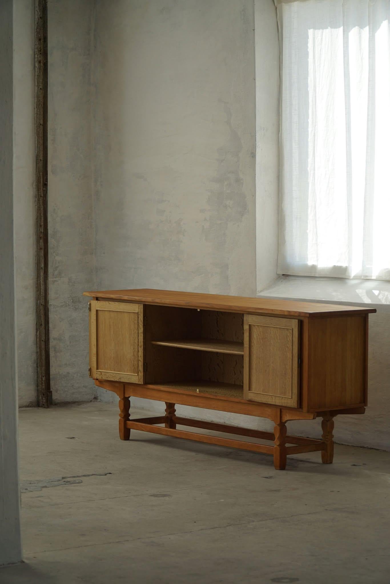 XX secolo Credenza di metà secolo in Oak, realizzata da un ebanista danese negli anni '60 in vendita