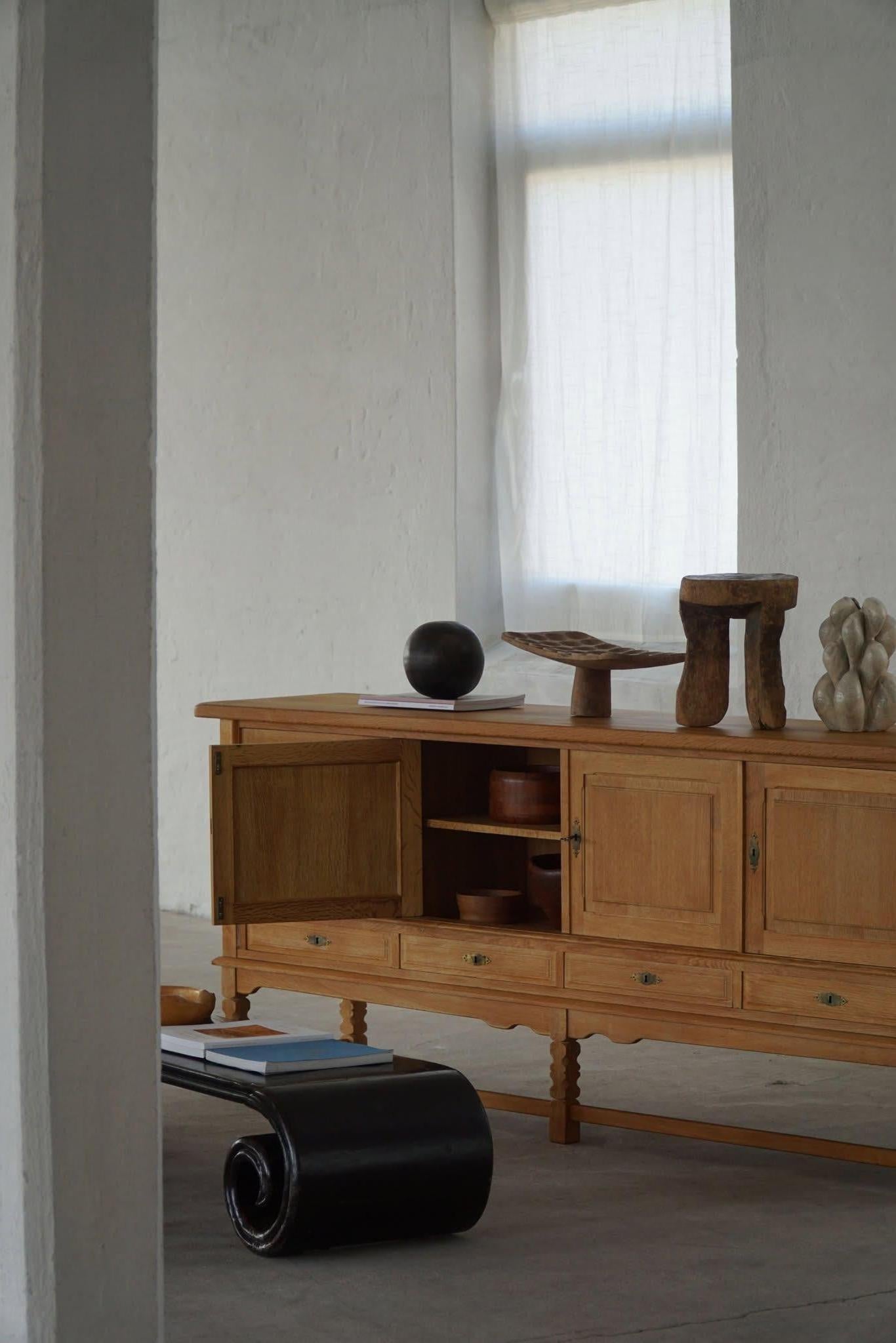 XX secolo Credenza di metà secolo in Oak, realizzata da un ebanista danese negli anni '60 in vendita